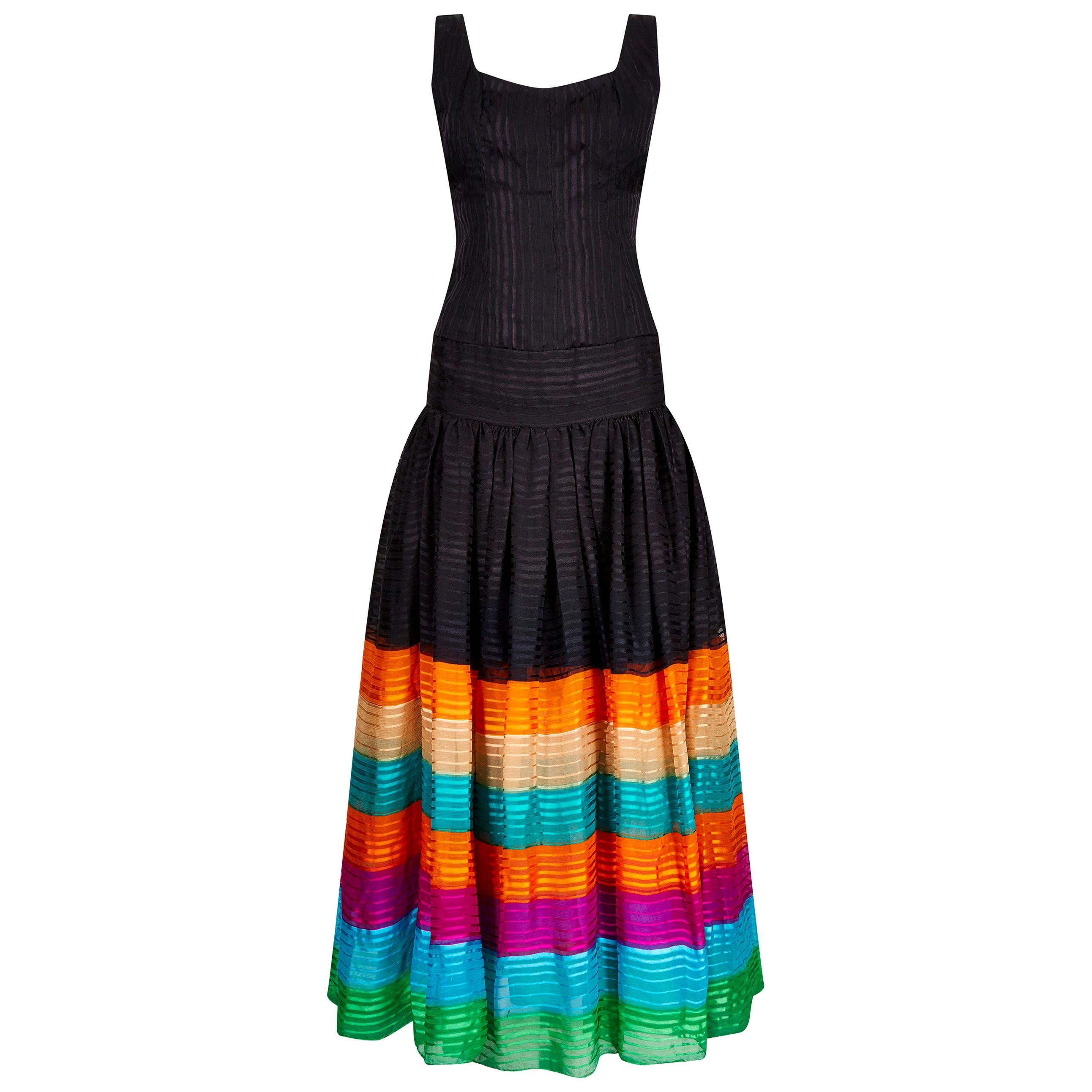 Robe Maxi Haute Couture en mousseline de soie arc-en-ciel à volants des années 1970
