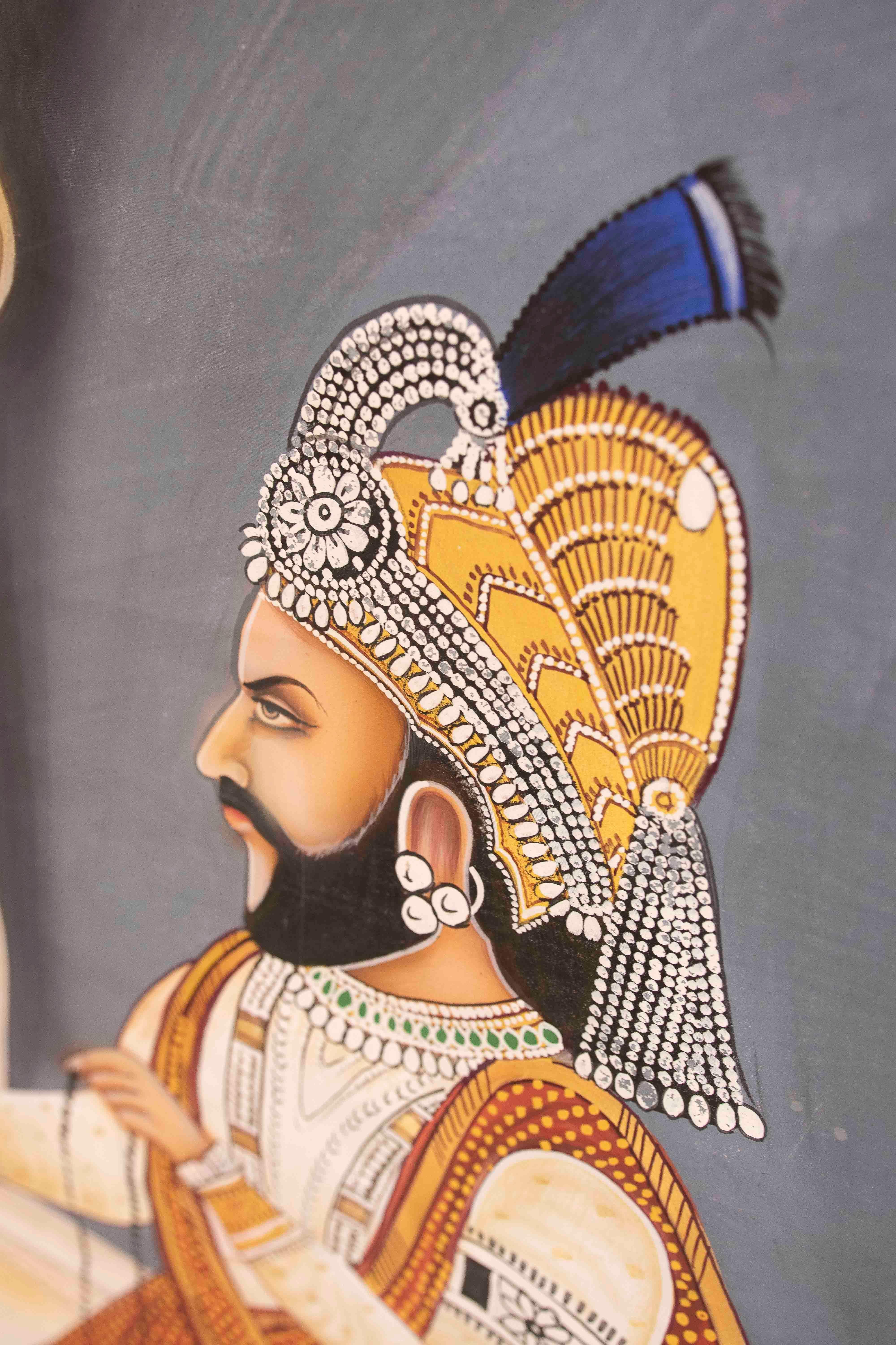 Pintura rajastaní de los años 70 de un guerrero real con espada y túnica ceremonial en venta 1