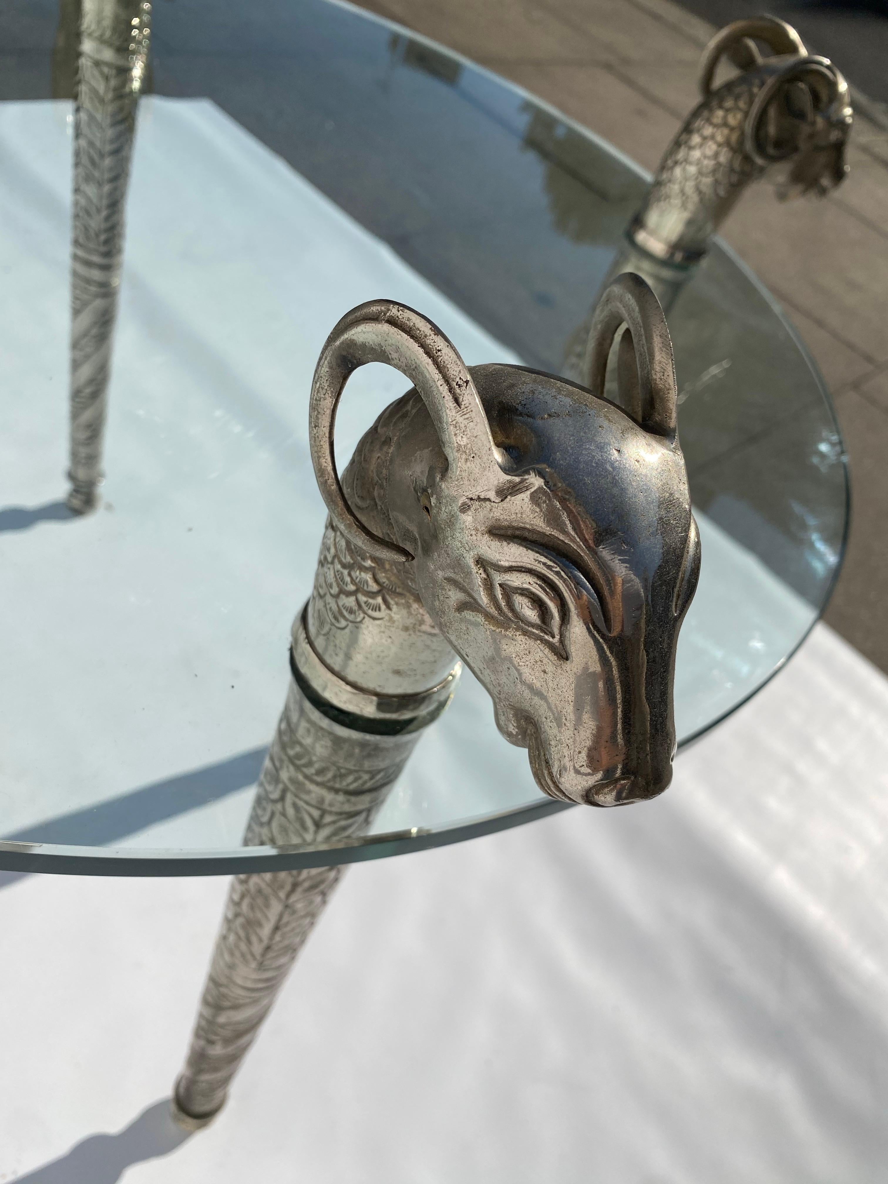 Table basse d'appoint ronde à tête de bélier style Boho Maximalist des années 1970 en vente 7