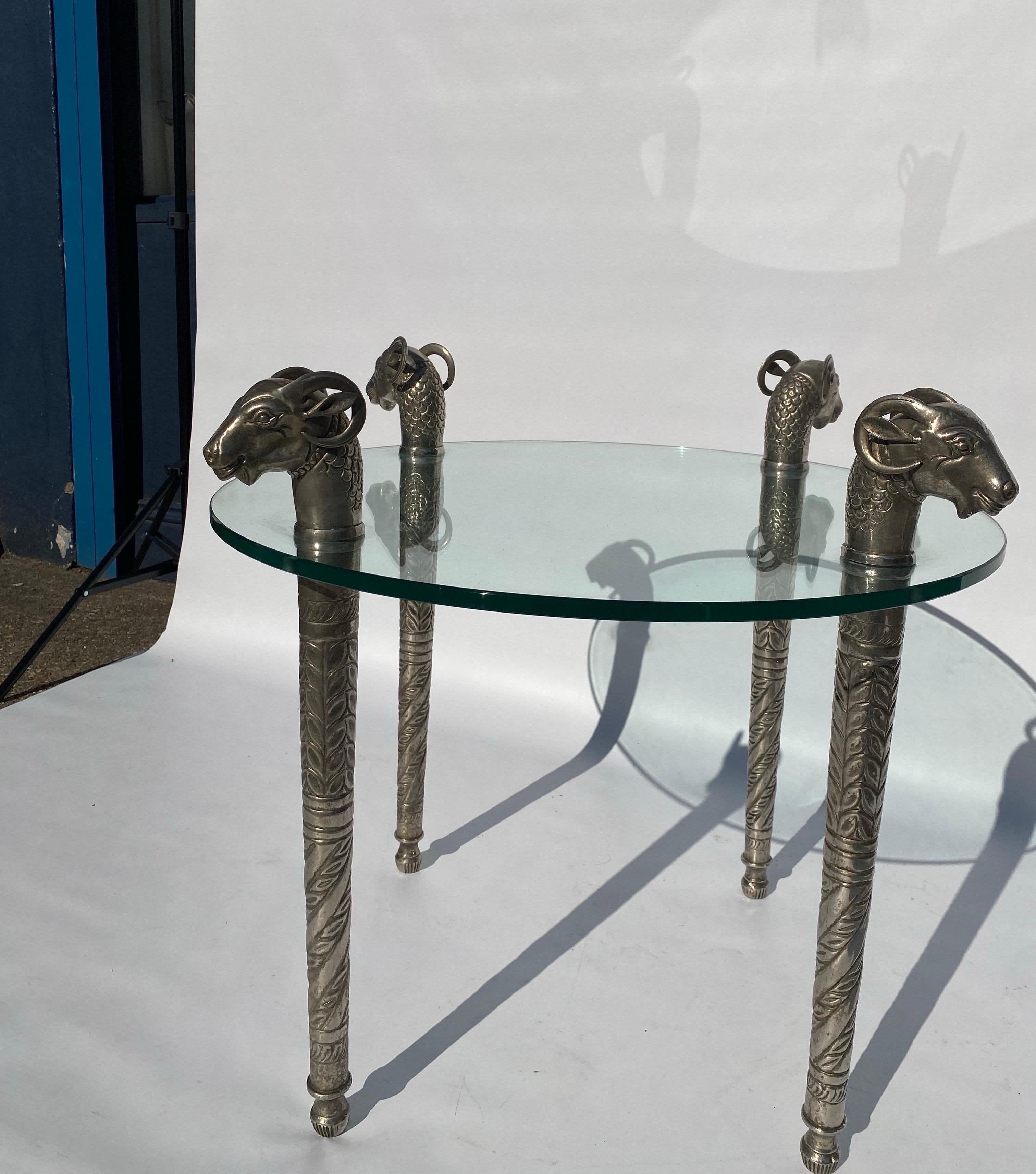 Table basse d'appoint ronde à tête de bélier style Boho Maximalist des années 1970 Bon état - En vente à London, GB