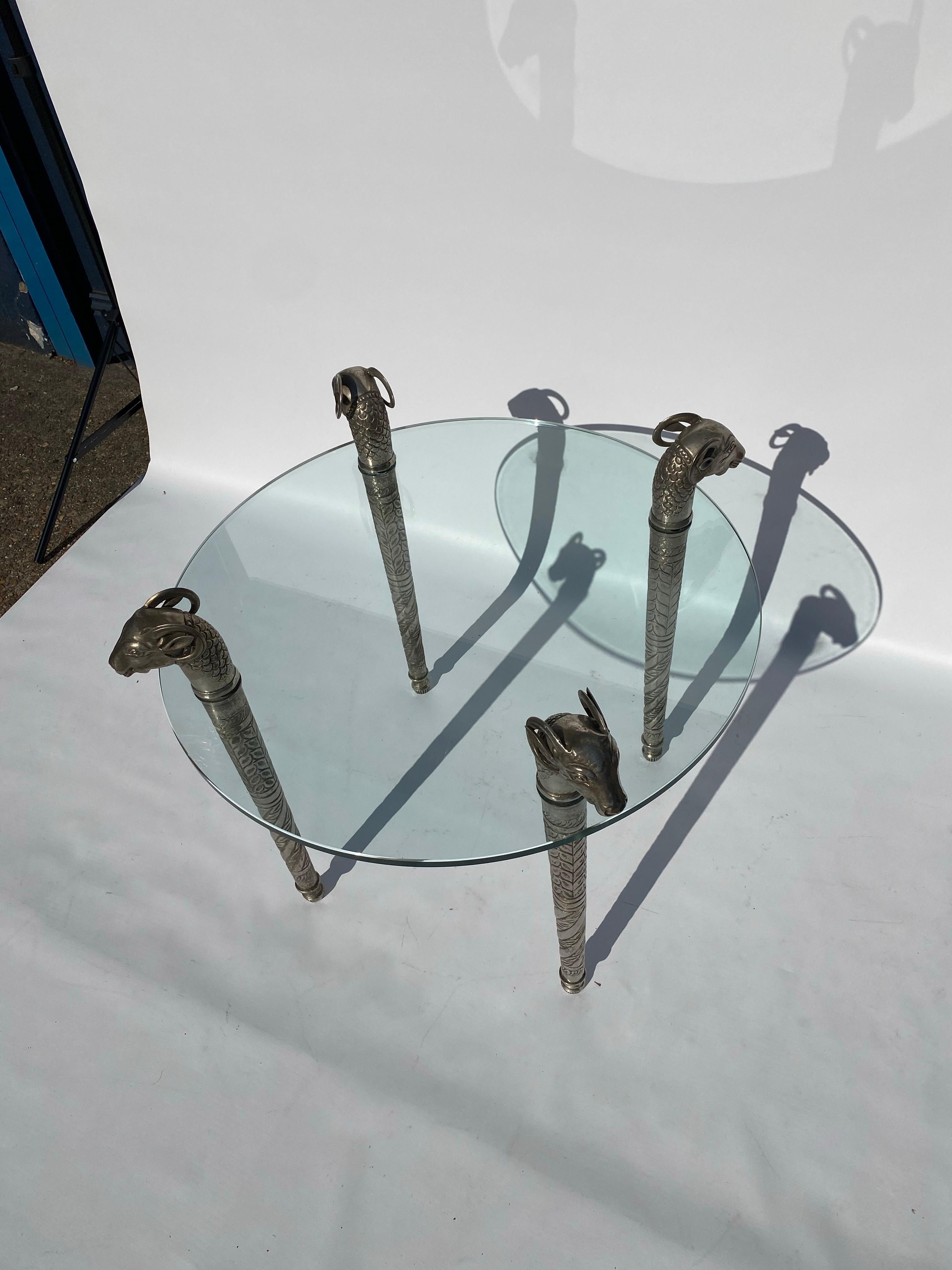 Métal Table basse d'appoint ronde à tête de bélier style Boho Maximalist des années 1970 en vente