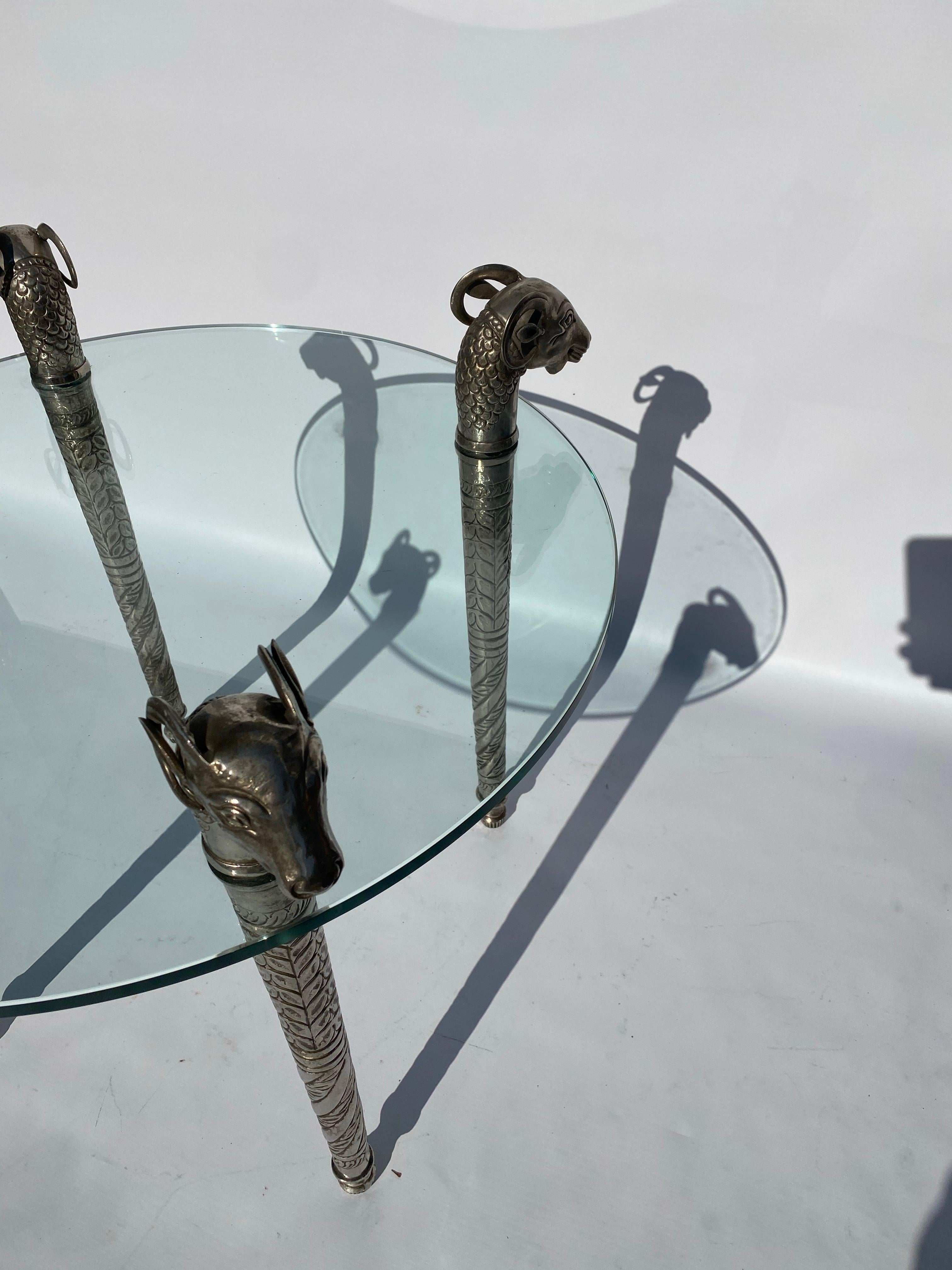 Table basse d'appoint ronde à tête de bélier style Boho Maximalist des années 1970 en vente 1