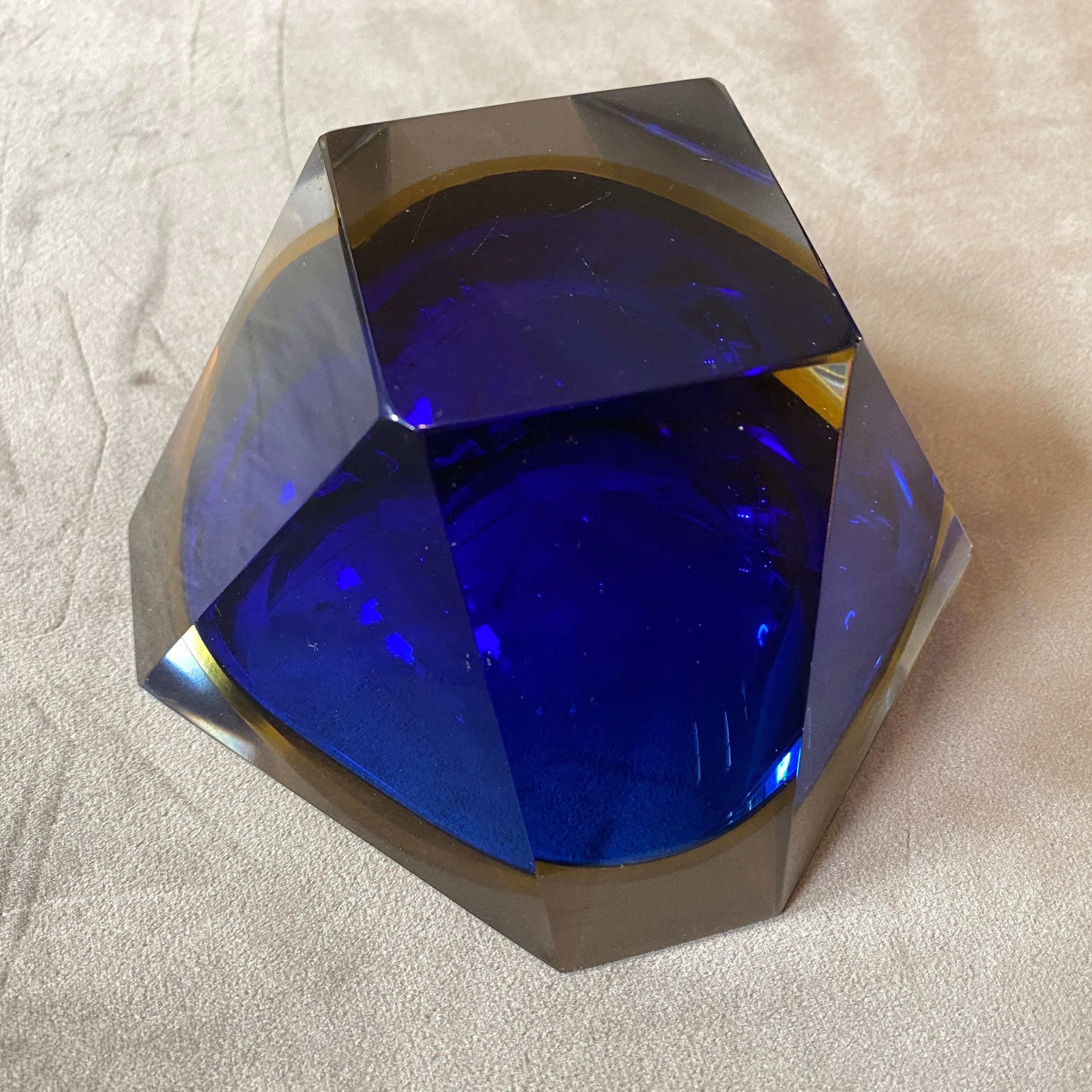 Cenicero de cristal de Murano facetado Sommerso azul y amarillo de los años 70, de Seguso en venta 2
