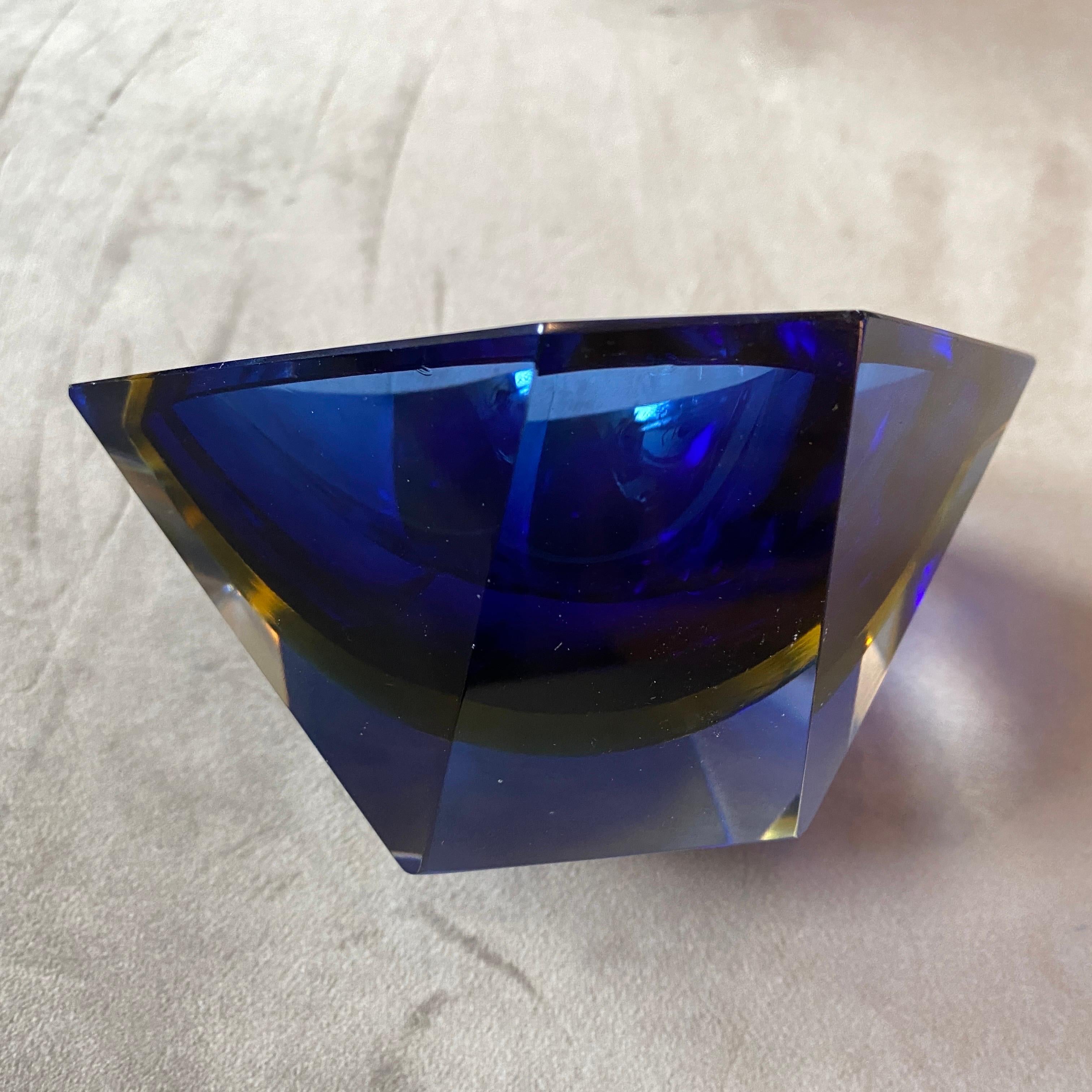 Cenicero de cristal de Murano facetado Sommerso azul y amarillo de los años 70, de Seguso en venta 3