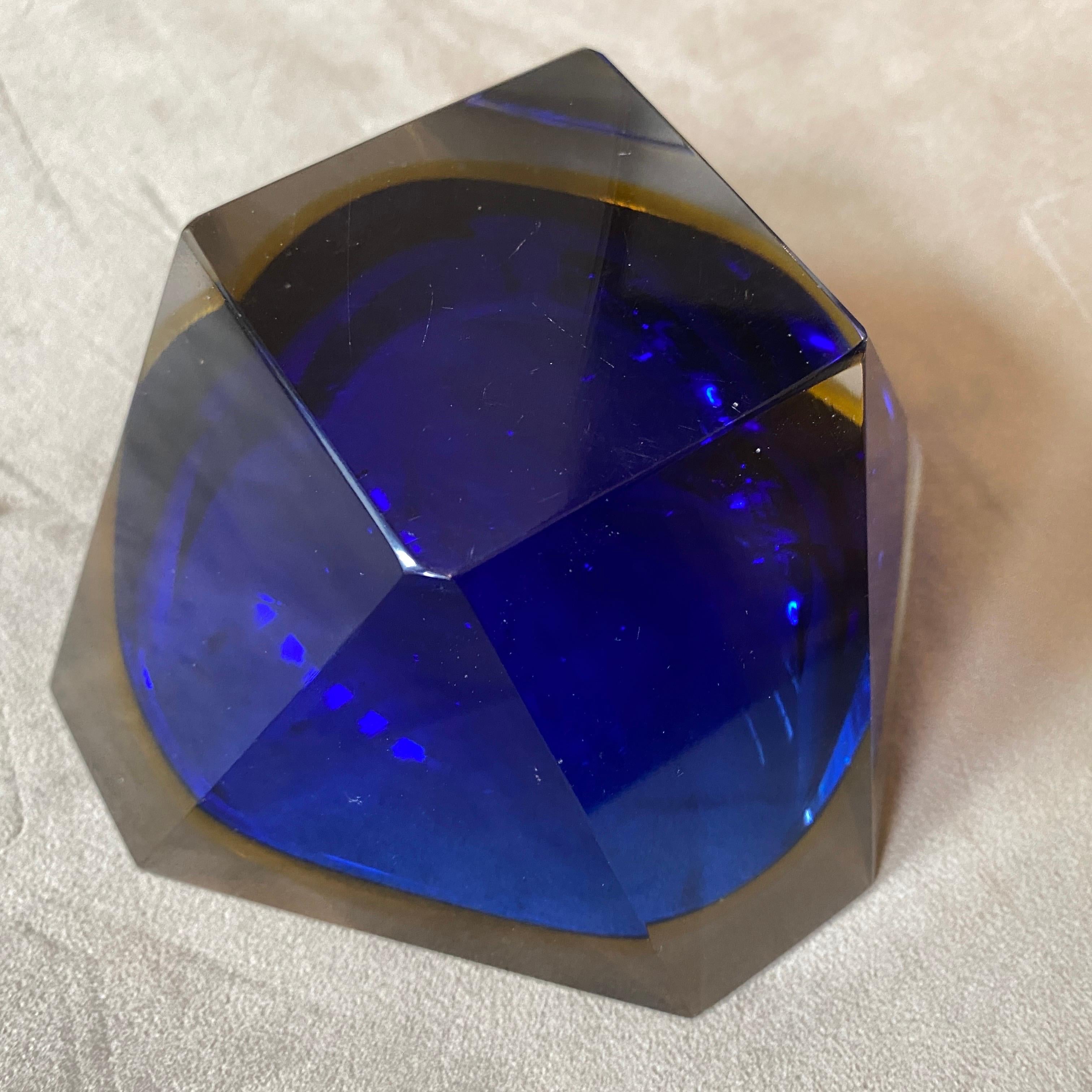 Cenicero de cristal de Murano facetado Sommerso azul y amarillo de los años 70, de Seguso en venta 4