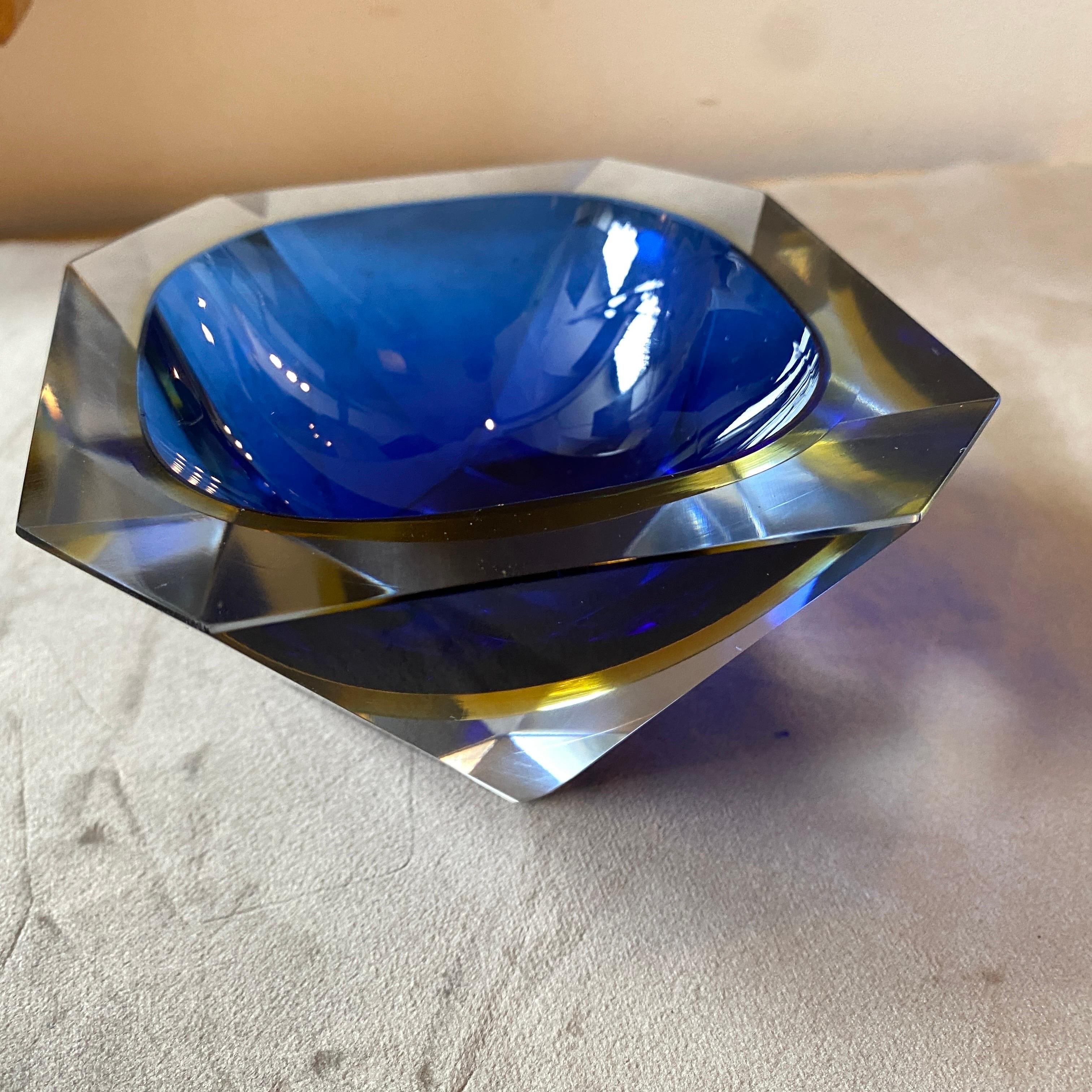 Cenicero de cristal de Murano facetado Sommerso azul y amarillo de los años 70, de Seguso en venta 5