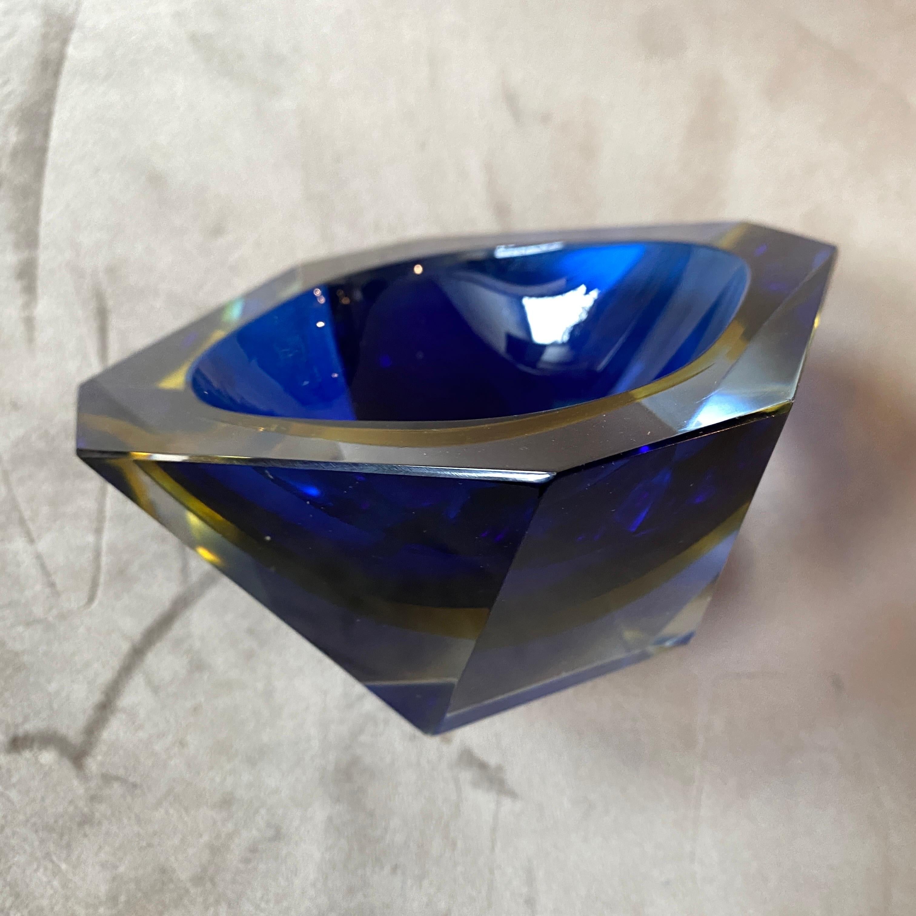 Cenicero de cristal de Murano facetado Sommerso azul y amarillo de los años 70, de Seguso Tallado a mano en venta