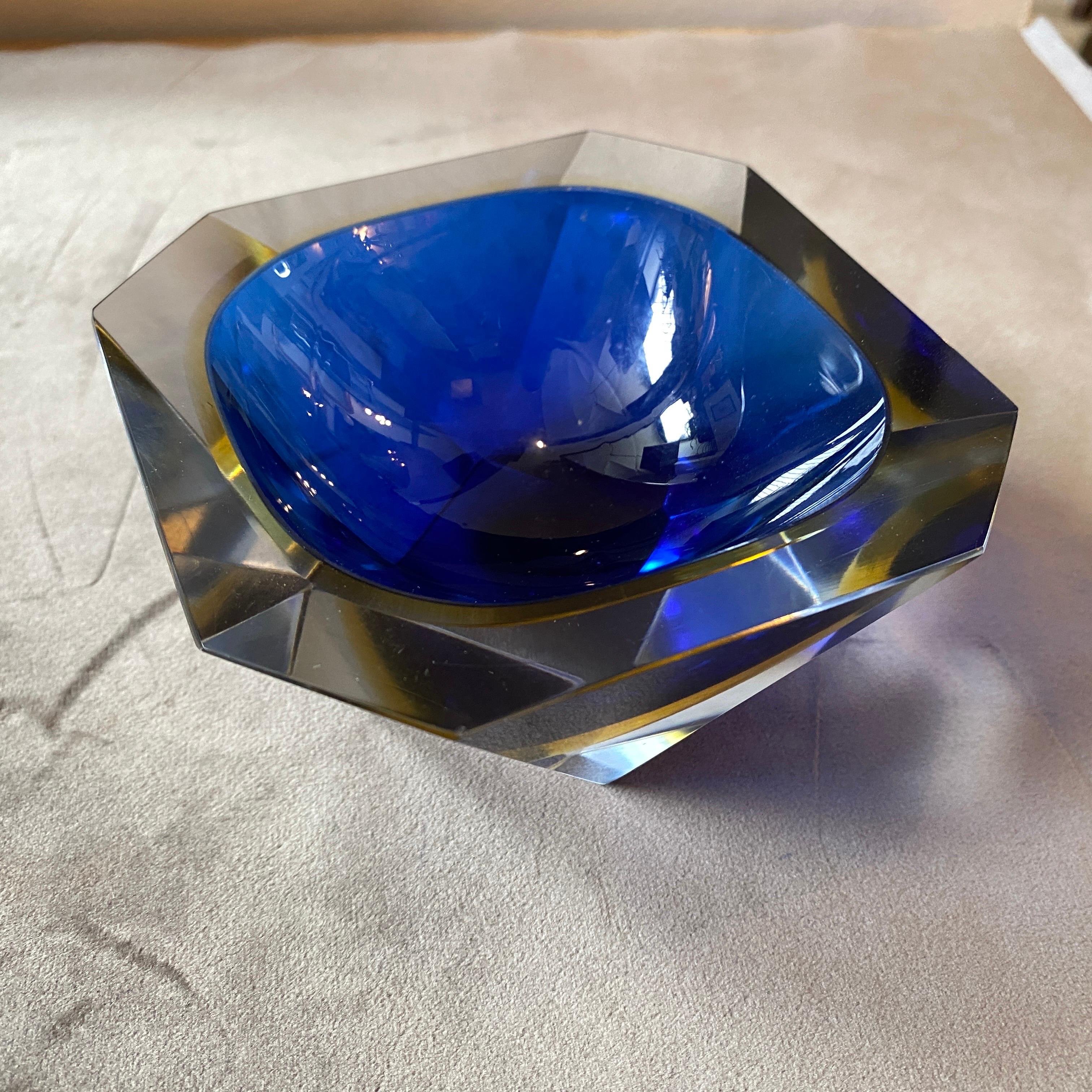 Aschenbecher aus blauem und gelbem Murano Glass Sommerso, facettiert, 1970er Jahre, von Seguso (Space Age) im Angebot