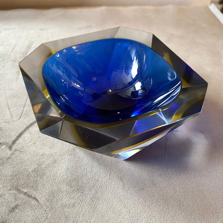 1970s Blue and Yellow Sommerso Faceted Murano Glass Ashtray by Seguso In Good Condition For Sale In Aci Castello, IT