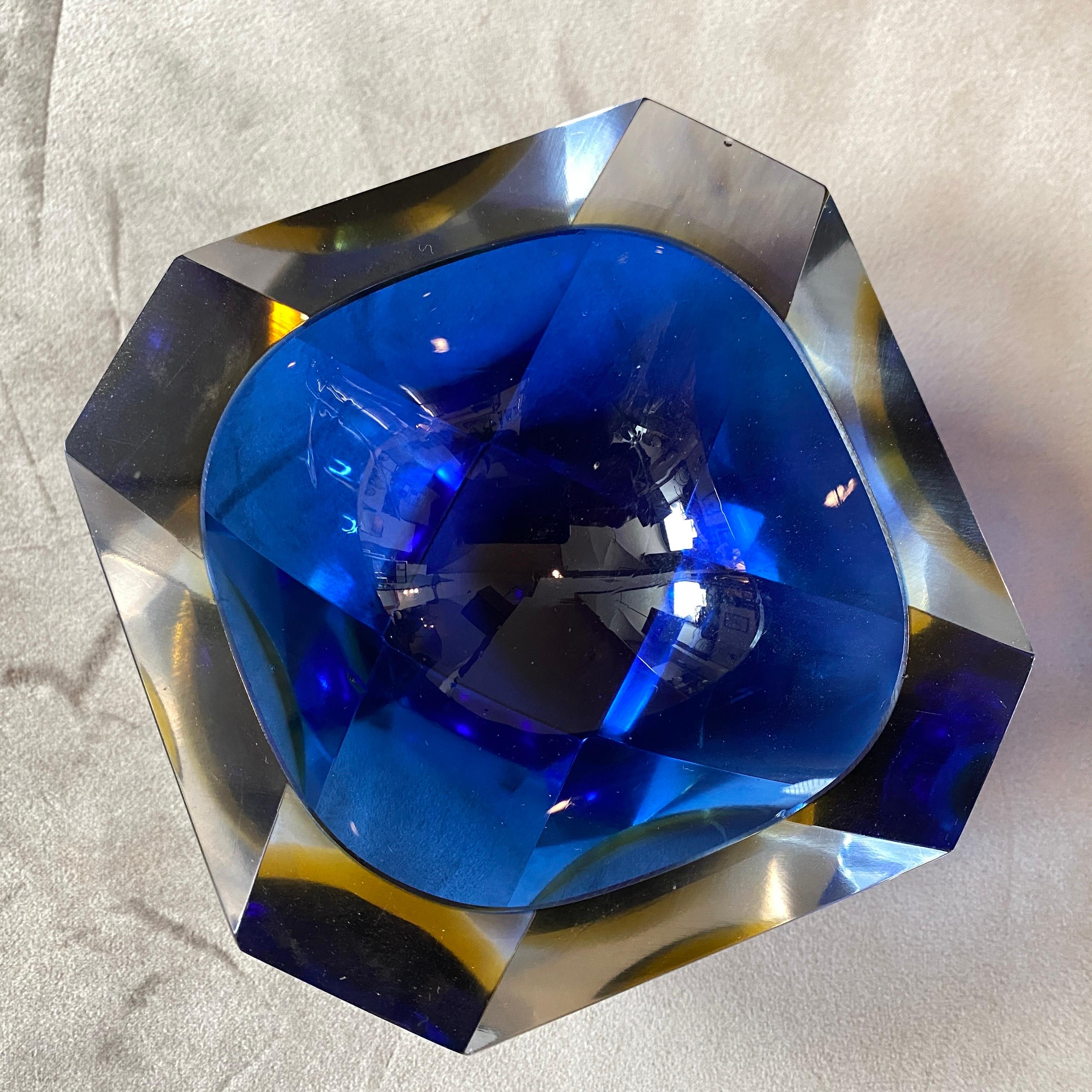 Cenicero de cristal de Murano facetado Sommerso azul y amarillo de los años 70, de Seguso siglo XX en venta