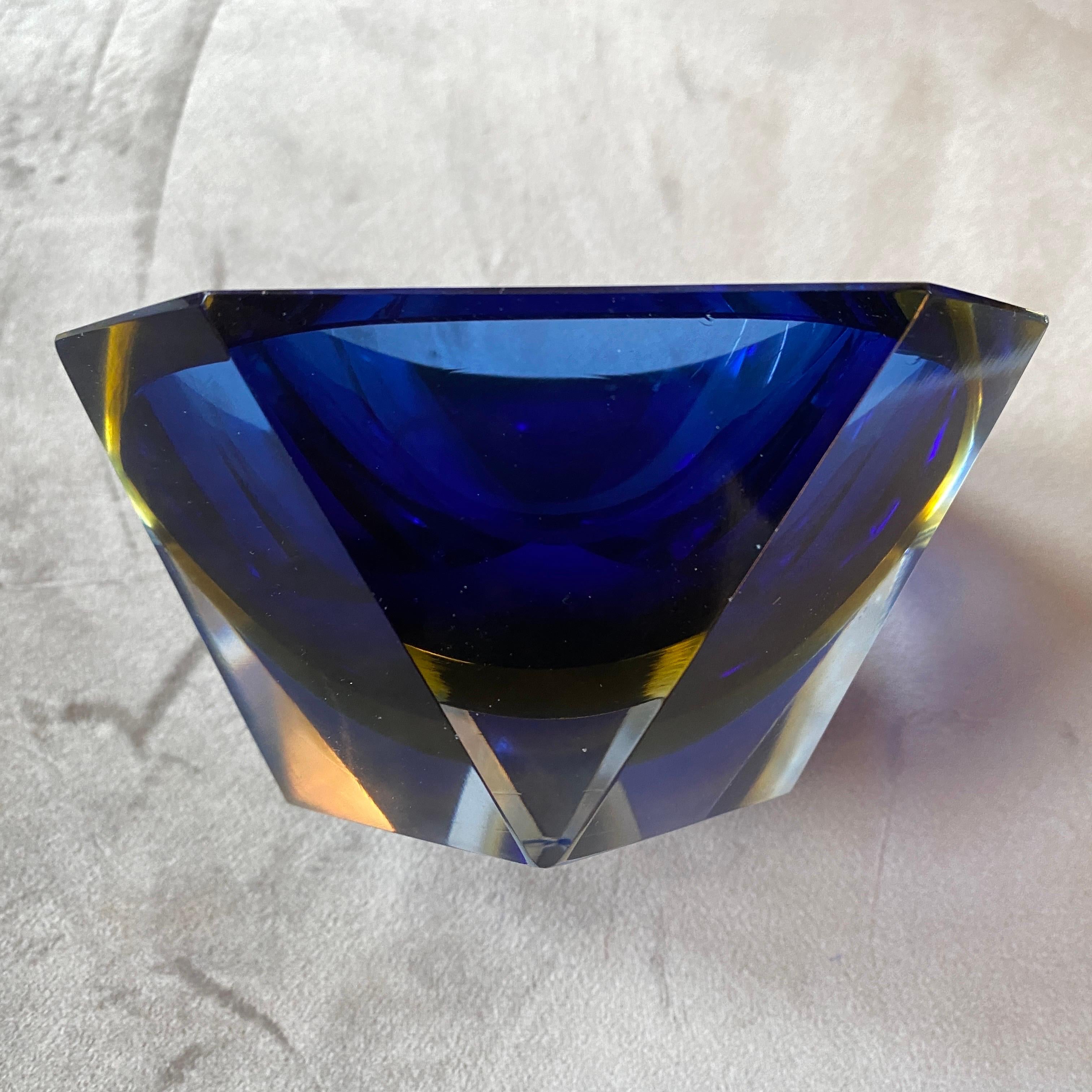 Cenicero de cristal de Murano facetado Sommerso azul y amarillo de los años 70, de Seguso Cristal de Murano en venta