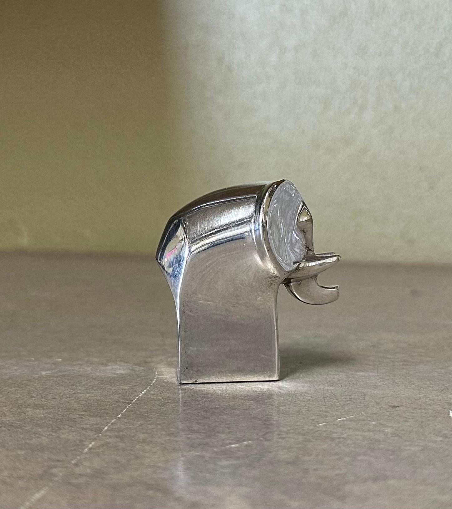 Figura de elefante de mediados de siglo firmado por Dansk Silverplated. Figurita pisapapeles vintage plateada diseñada por Gunnar Cyren para Dansk en los años setenta. Firmado Dansk Designs Japan GC en la parte inferior. Minimalista y sencillamente