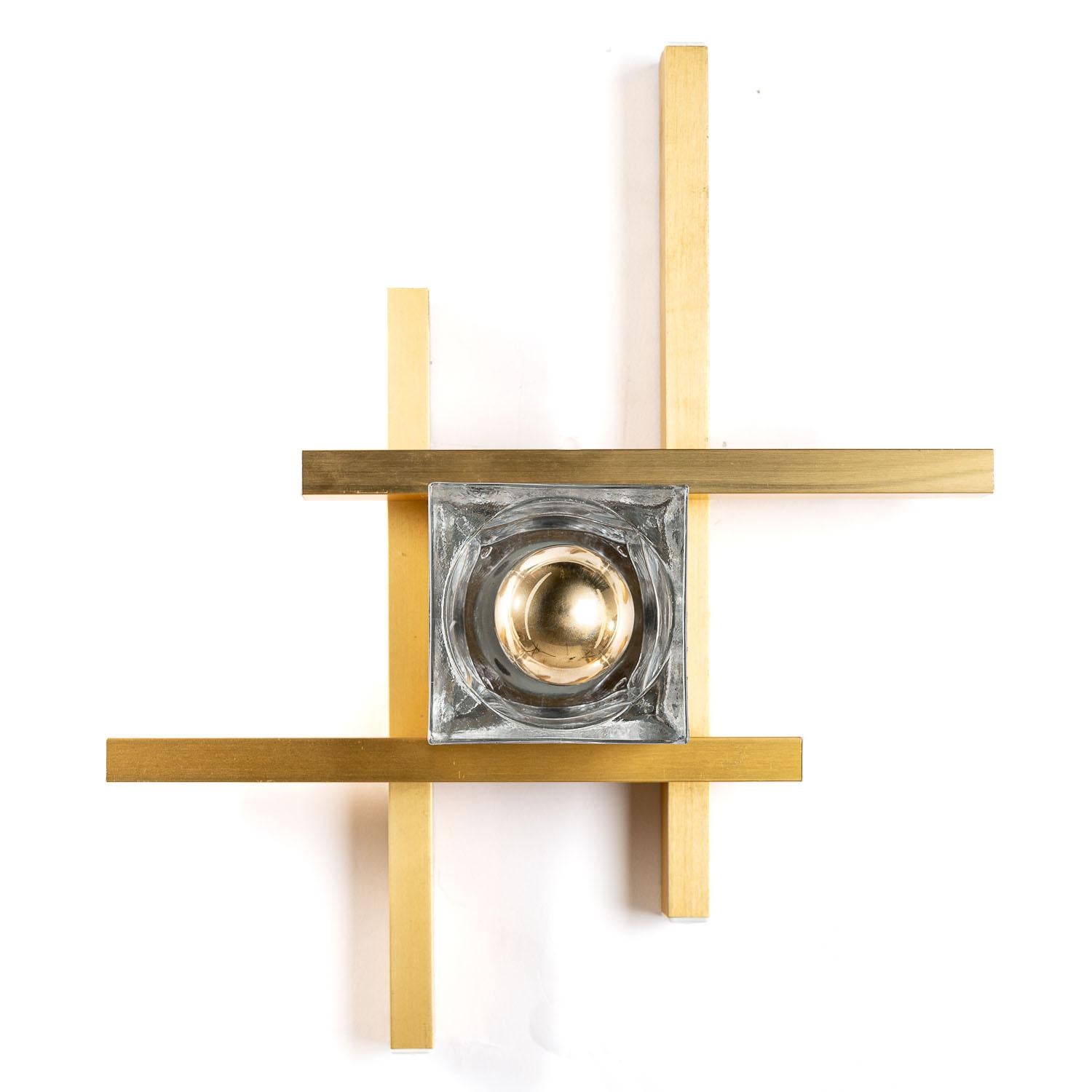 Großartiger Gaetano Sciolari Scone mit einer wunderbaren Kombination aus goldfarbenen Aluminiumstäben und einer Glühbirne im Inneren des Murano-Glaswürfels. 

Voll funktionsfähig und einsatzbereit. Ausgestattet mit einer europäischen Verkabelung,