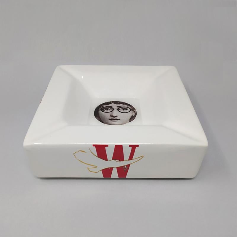 1970er Jahre Selten  Porzellan-Aschenbecher/Videopoche von Piero Fornasetti für Winston accessories. Unterzeichnet am  den Boden.
Der Artikel ist in sehr gutem Zustand.
Abmessungen:
B 7,28 in. x T 7,28 in. x H 2,75 in
B 18,5 cm x T 18,5 cm x H 7 cm