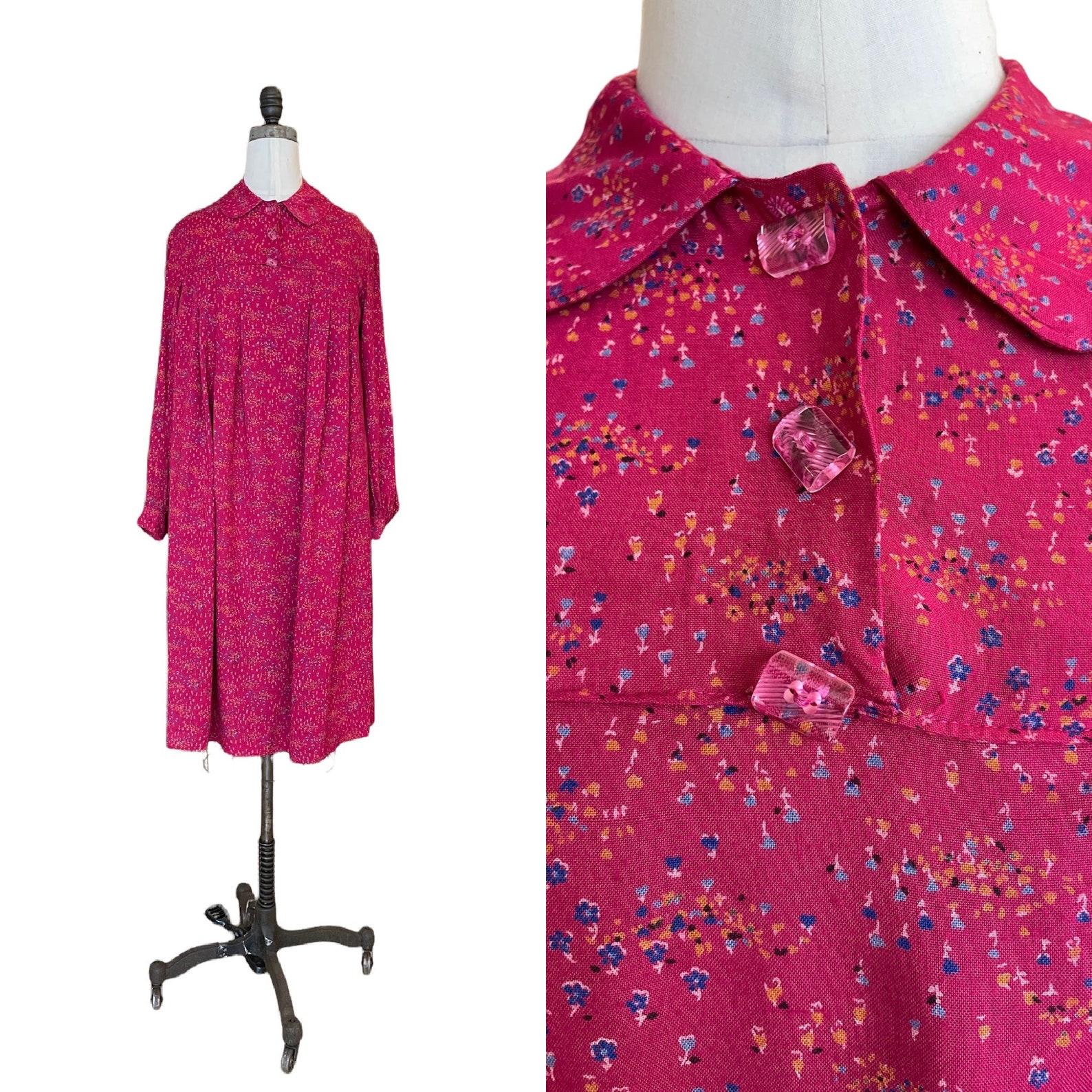 ❉ vintage raspberry pink dress
❉ trapeze silhouette
❉ ditsy floral print
❉ Peter Pan collar
❉ 3 button closure yoke
❉ long sleeves
❉ dress is lined

Circa Late 1970s - Early 1980s
Origin: France
Raspberry Pink
No Content Label
Excellent