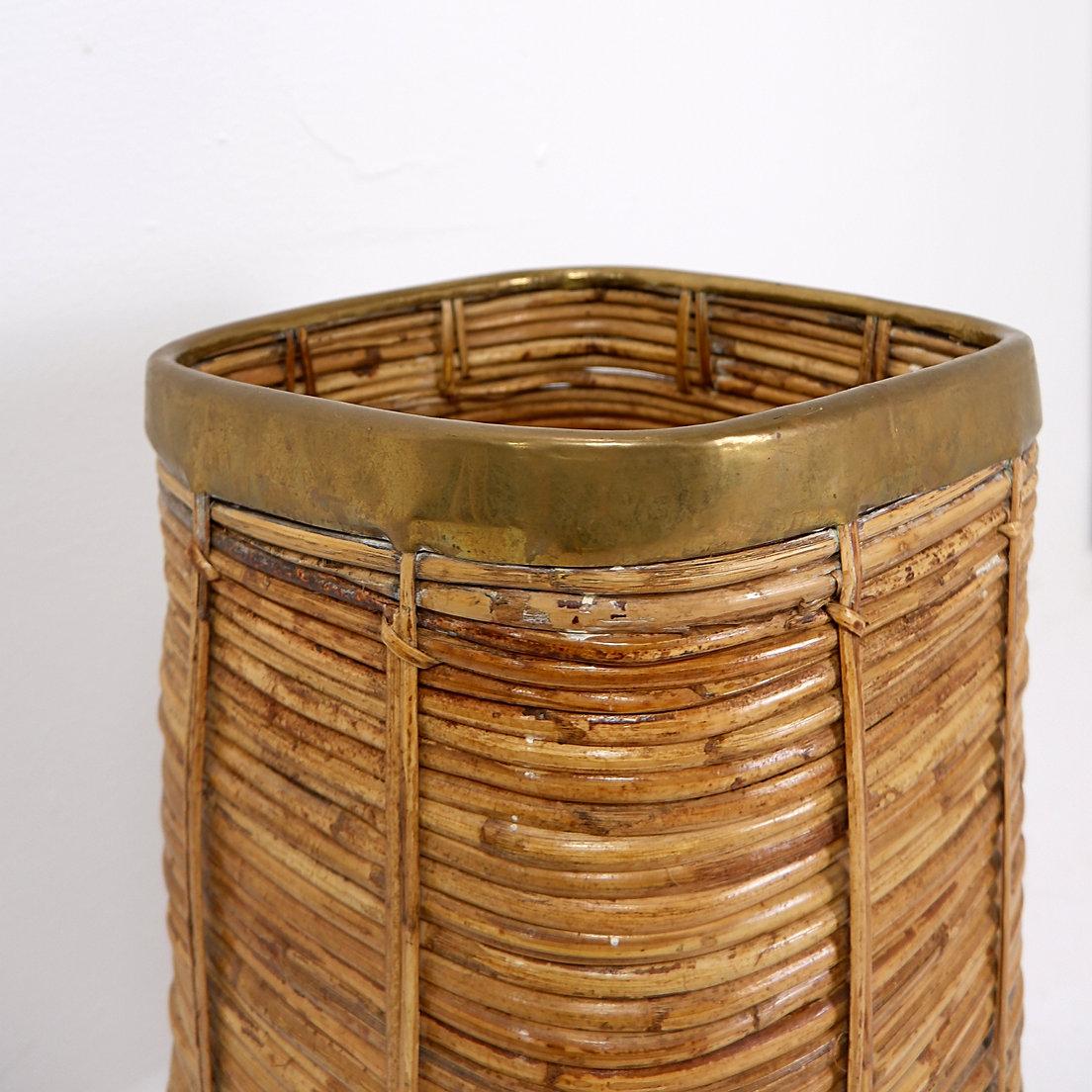 Ombrello in rattan e ottone degli anni '70 
Italiano - Bambù - Rattan
Misure: 27cmx27cm H. 51cm 
Materiali : Bambù - Ottone 
