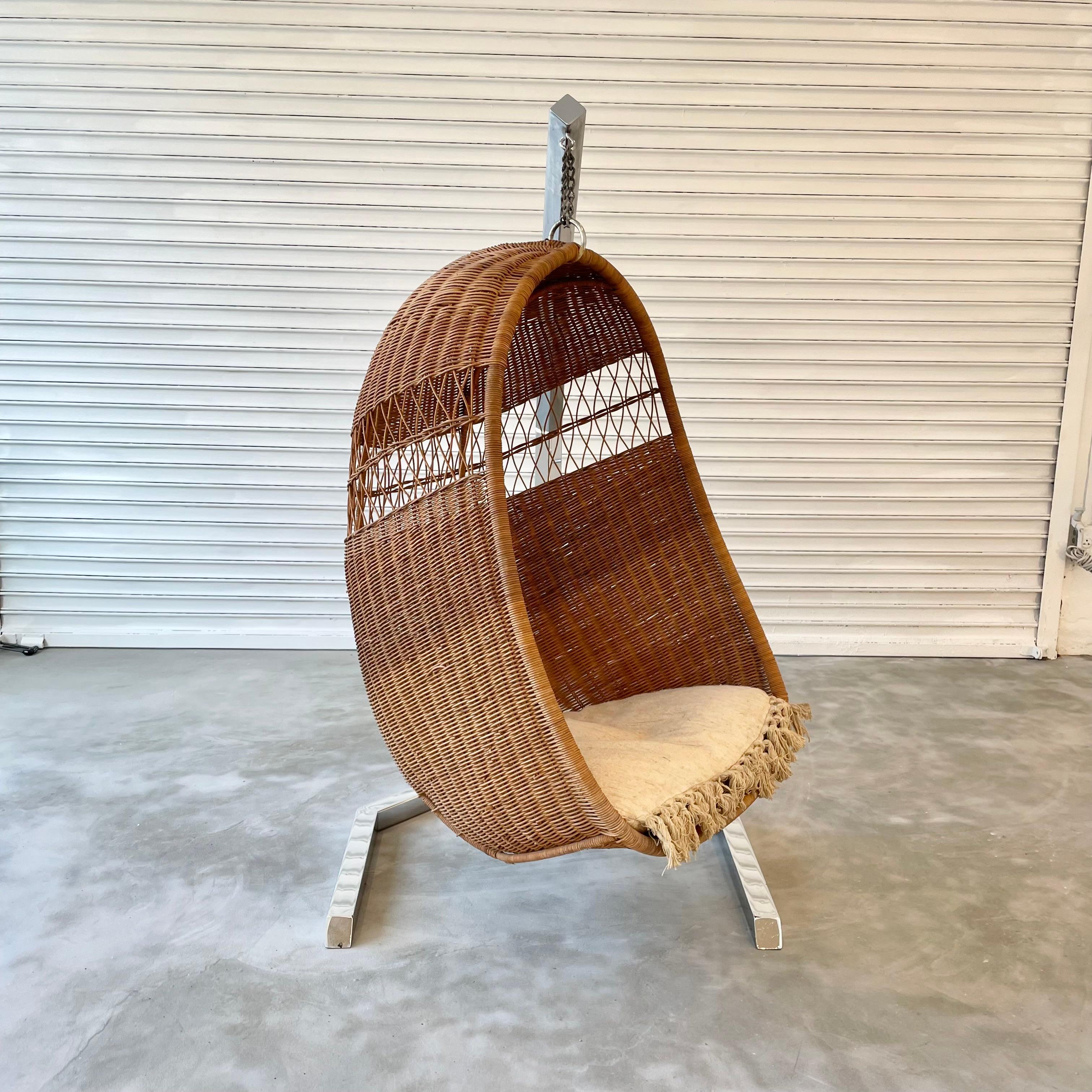 Fin du 20e siècle Chaise suspendue en rotin et osier des années 1970 sur support chromé en vente
