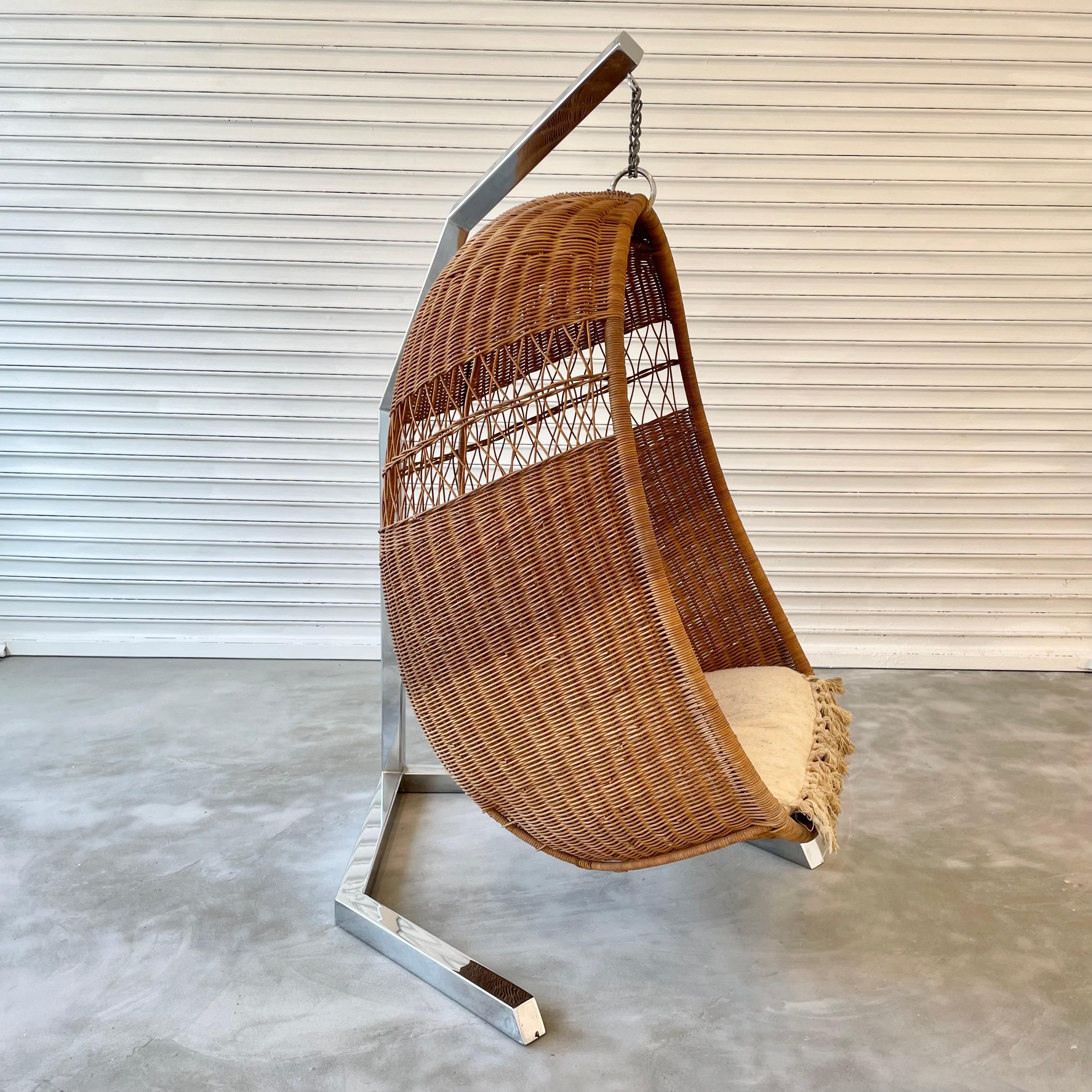 Rotin Chaise suspendue en rotin et osier des années 1970 sur support chromé en vente