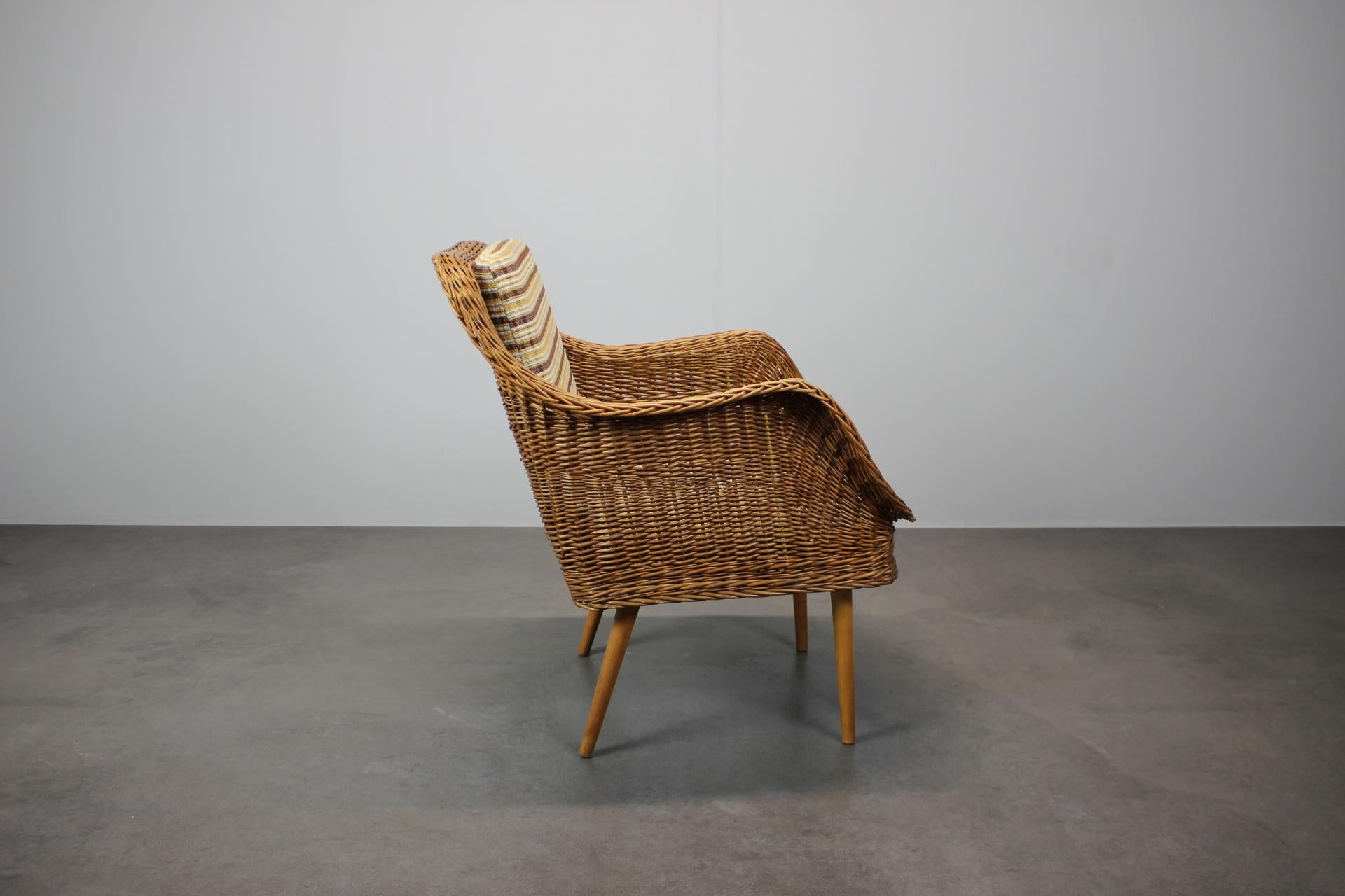 Sillón de ratán de los años 70, Uluv, Checoslovaquia en Bueno estado para la venta en Praha, CZ