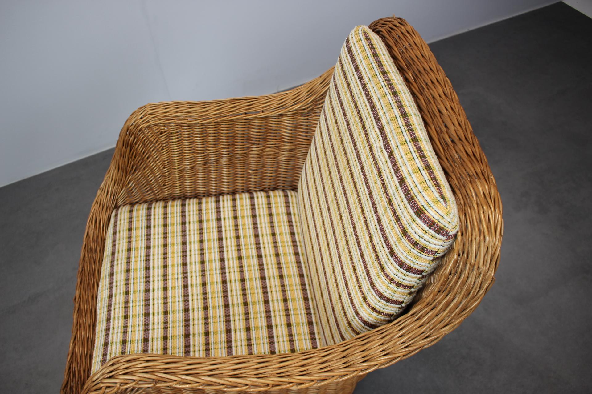 Sillón de ratán de los años 70, Uluv, Checoslovaquia Ratán en venta