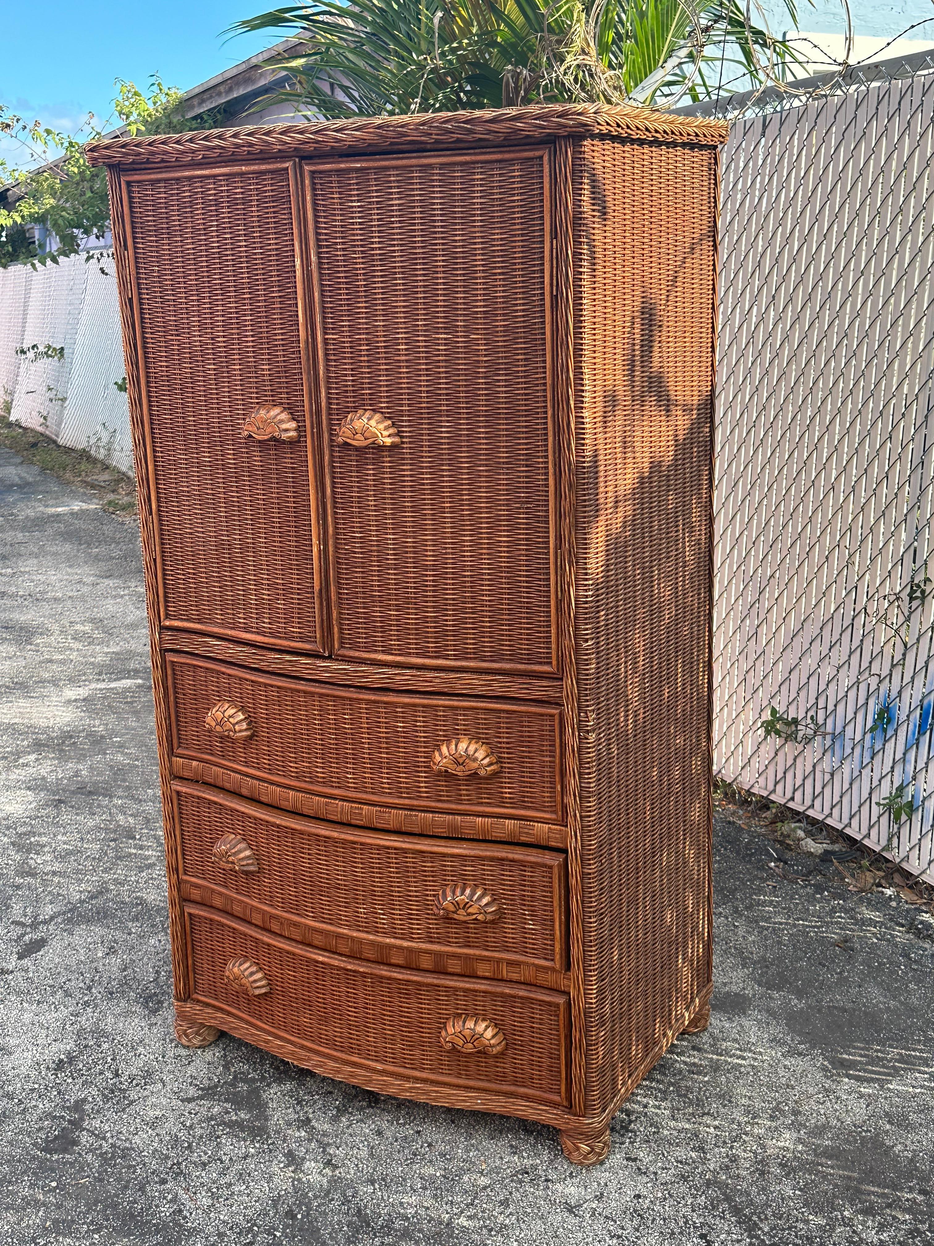 Armoire en rotin des années 1970 Armoire de rangement Bon état à Fort Lauderdale, FL