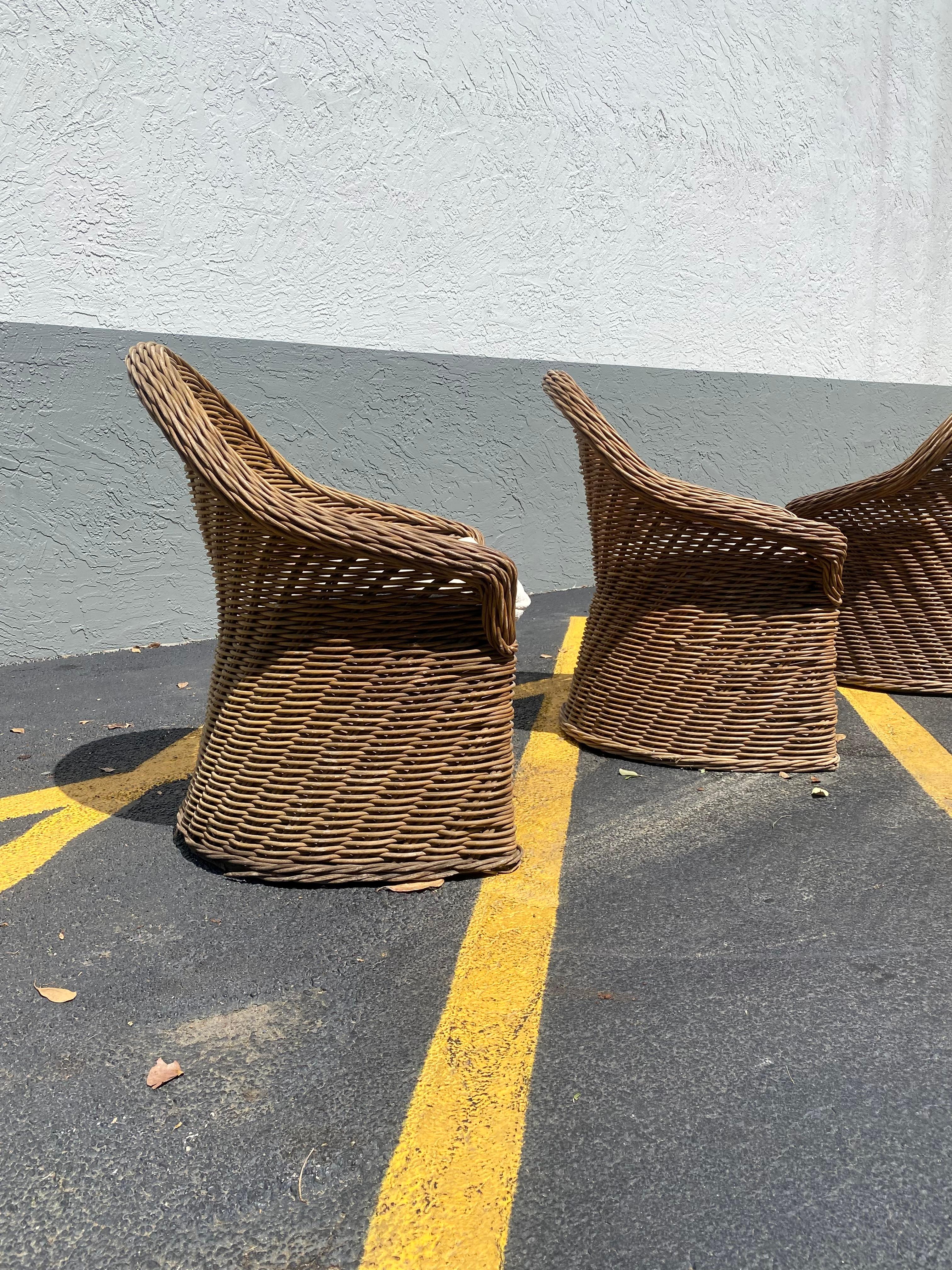 1970s Rattan around Barrel Dining Table and Chairs, Set of 4 In Good Condition For Sale In Fort Lauderdale, FL