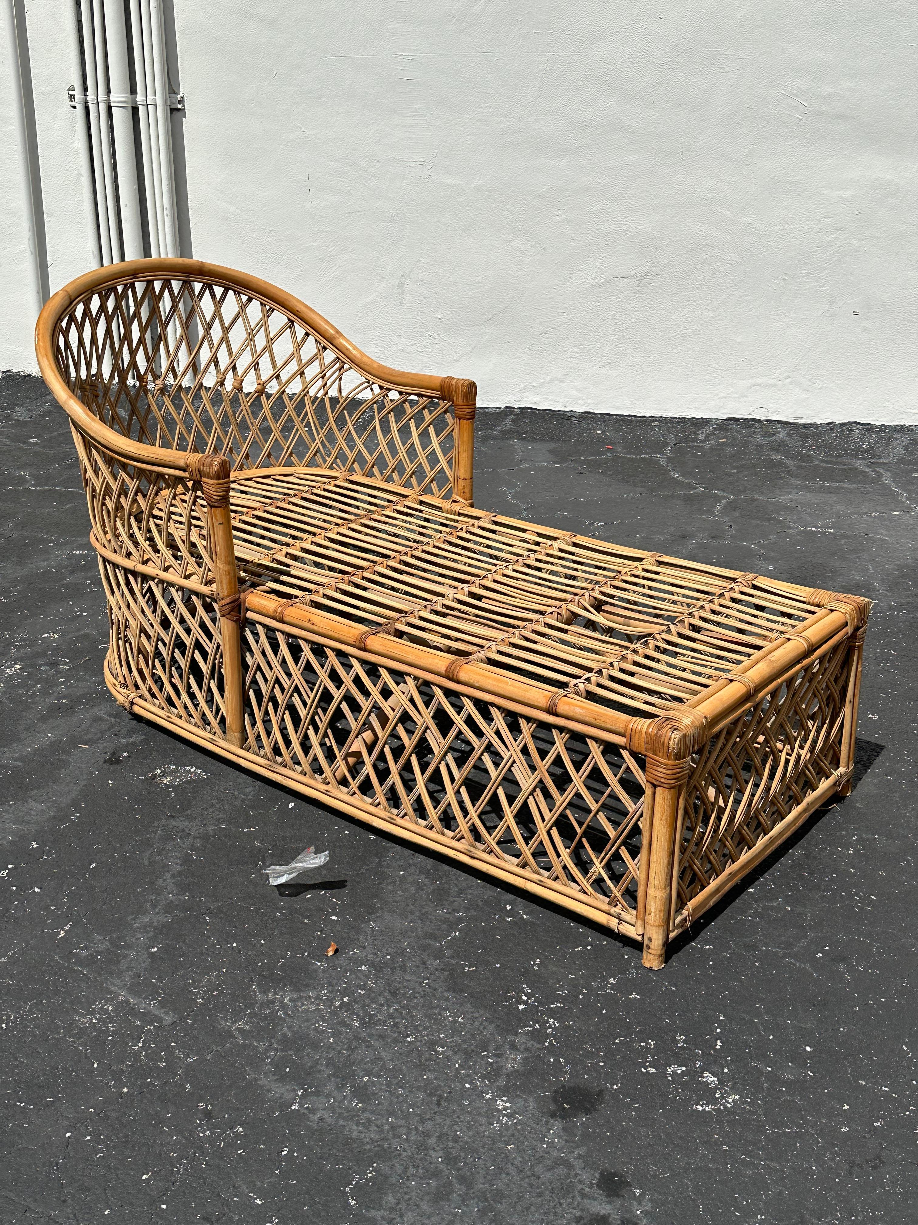 Chaise longue de ratán azul estilo Chinoiserie de los años 70 en venta 5