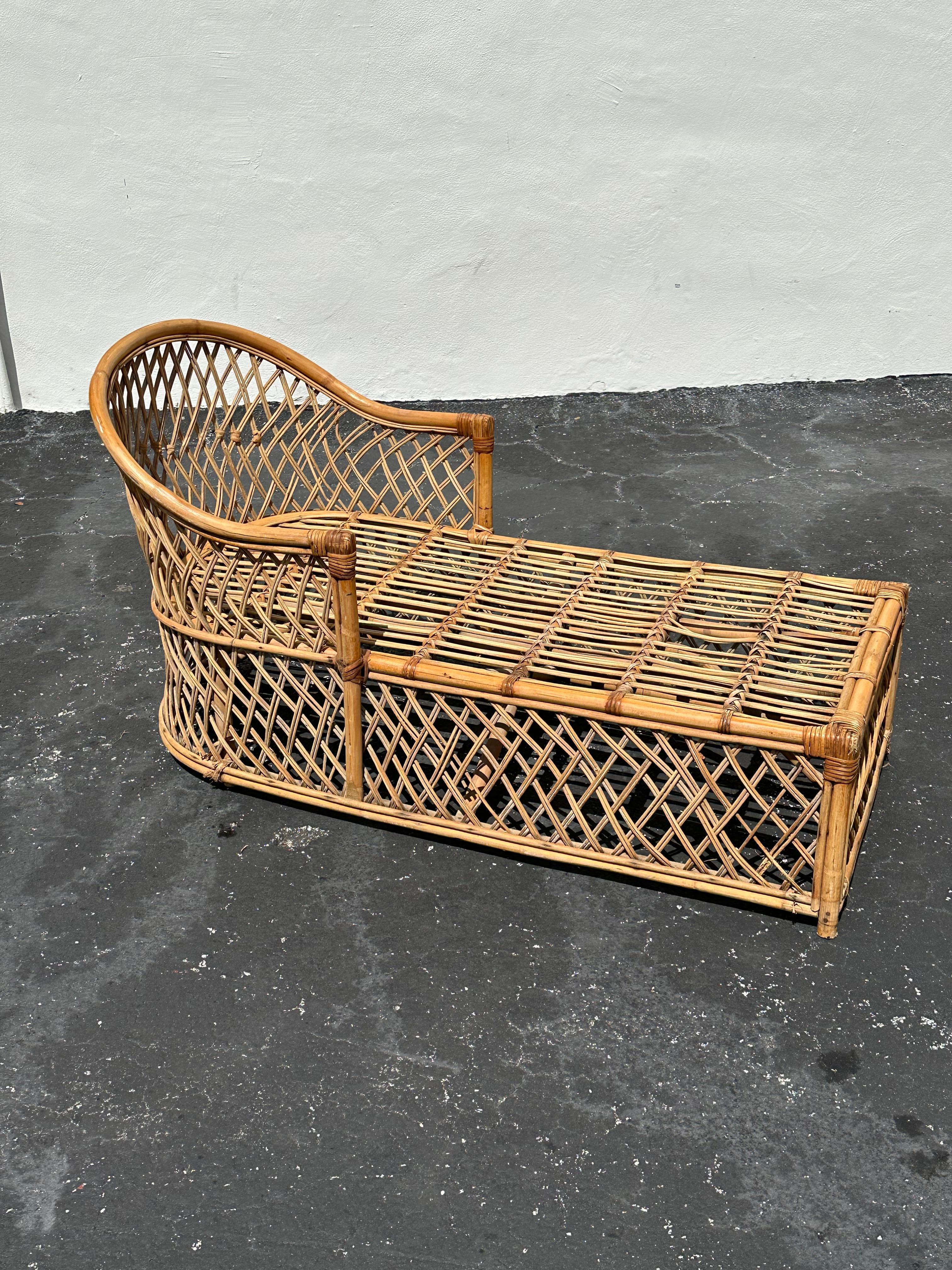 Chaise longue de ratán azul estilo Chinoiserie de los años 70 en venta 6