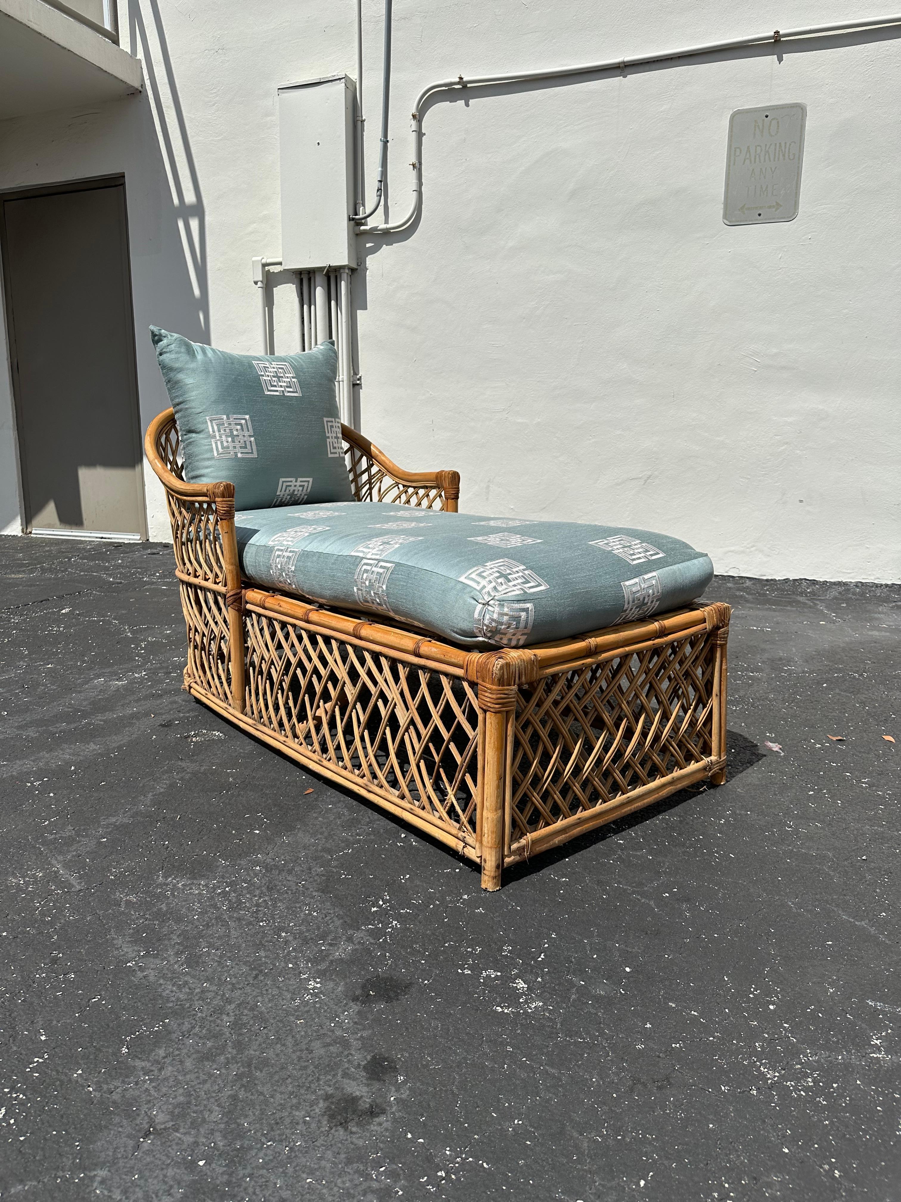 Transpórtate a los elegantes y sofisticados años 70 con esta exquisita tumbona de ratán. Esta chaise ultra rara desprende un aire de lujo y refinamiento. El diseño es extraordinario en todas partes. La lujosa chaise longue es una pieza única,