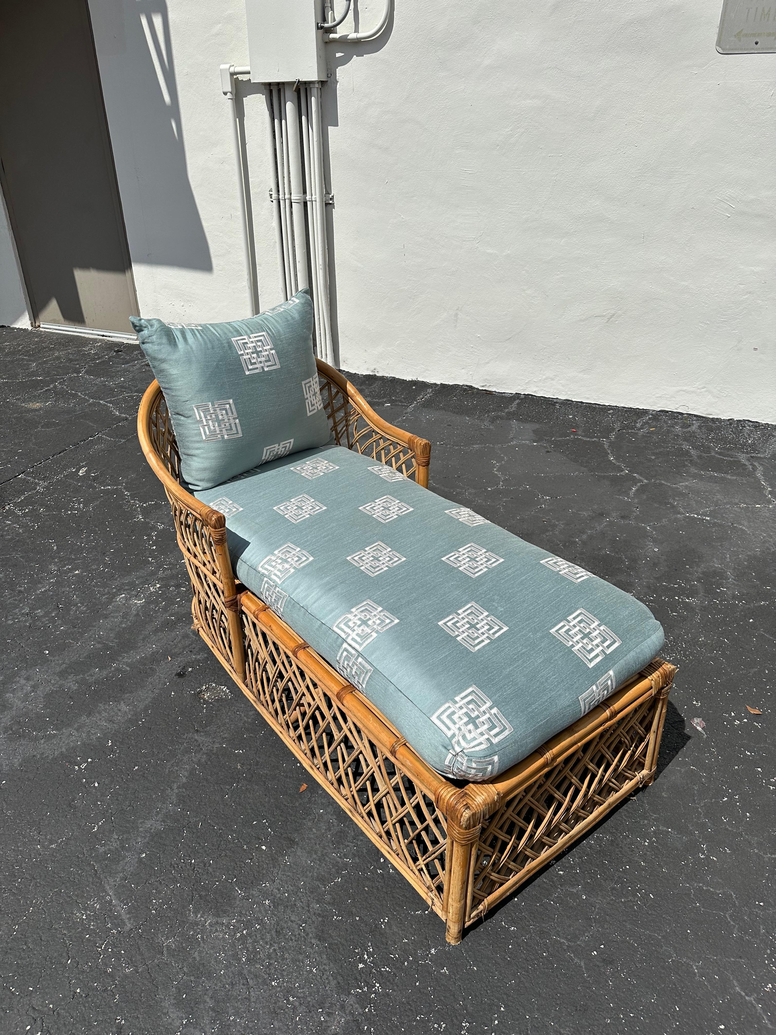 Chaise longue de ratán azul estilo Chinoiserie de los años 70 Bohemio en venta