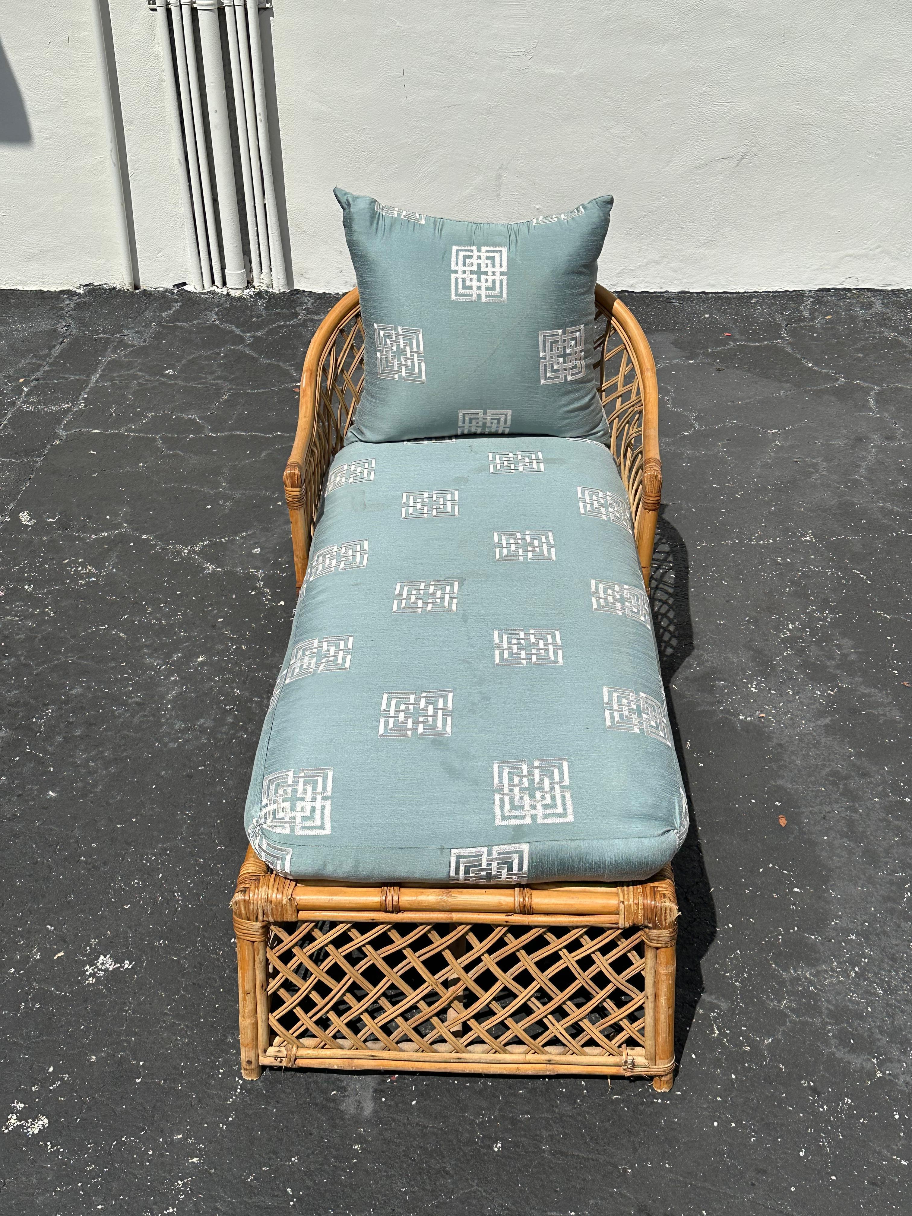 Chaise longue de ratán azul estilo Chinoiserie de los años 70 Estadounidense en venta