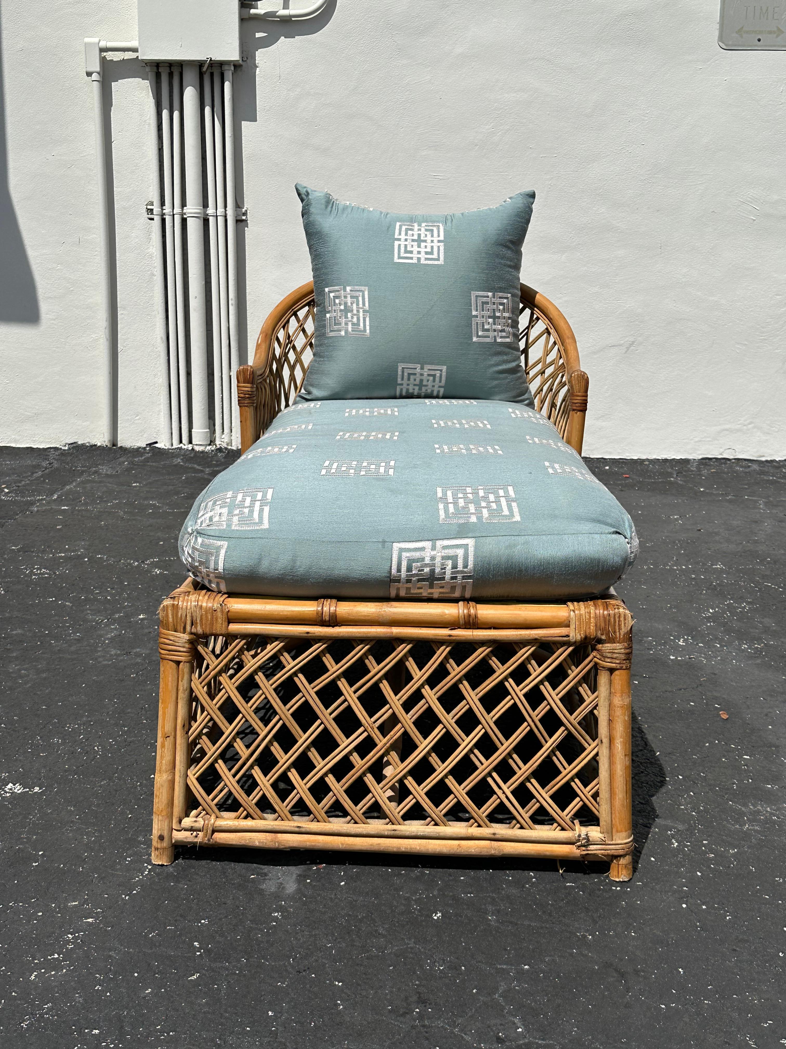 Chaise longue de ratán azul estilo Chinoiserie de los años 70 en Bueno estado para la venta en Fort Lauderdale, FL