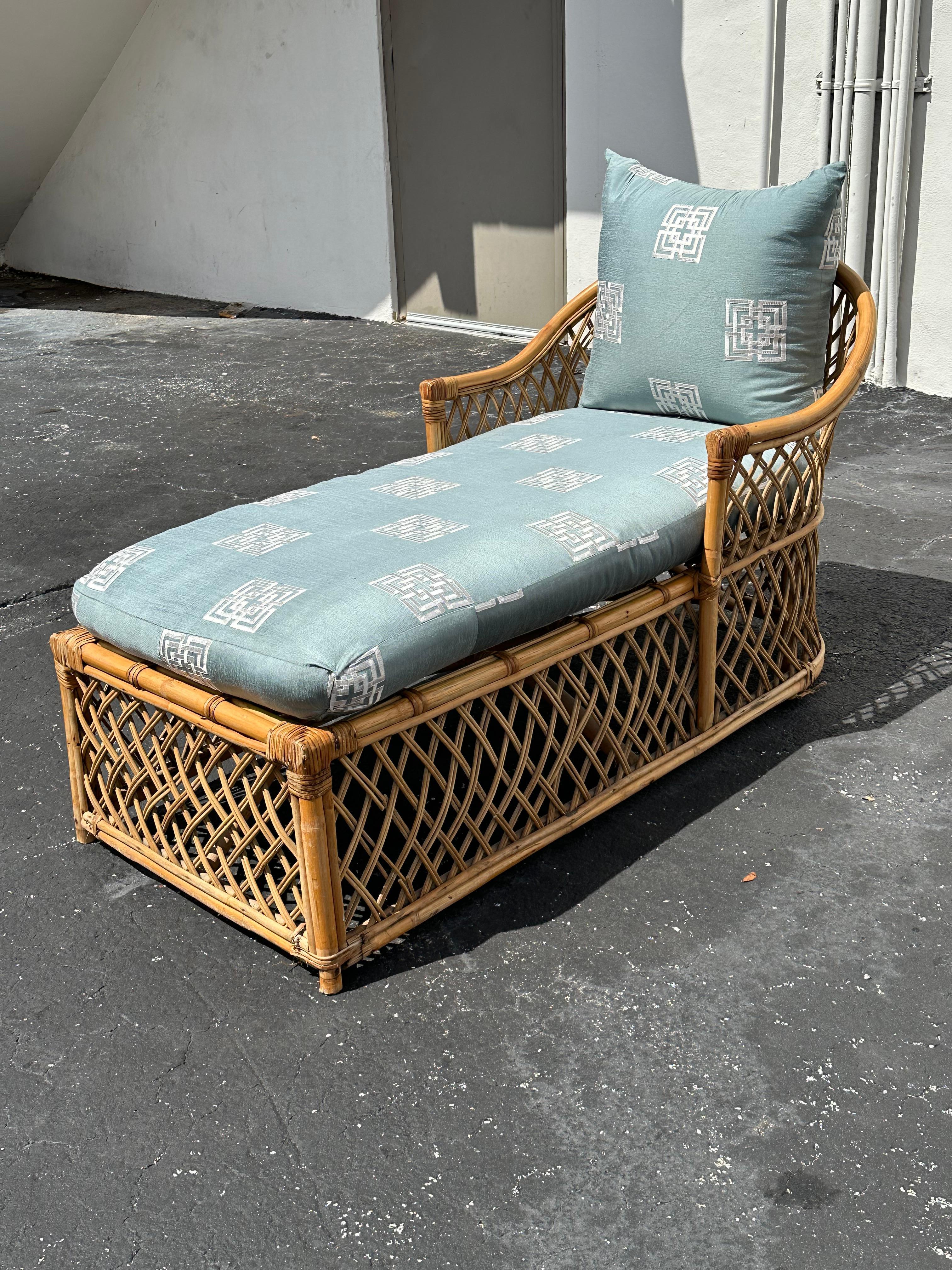 Chaise longue de ratán azul estilo Chinoiserie de los años 70 finales del siglo XX en venta