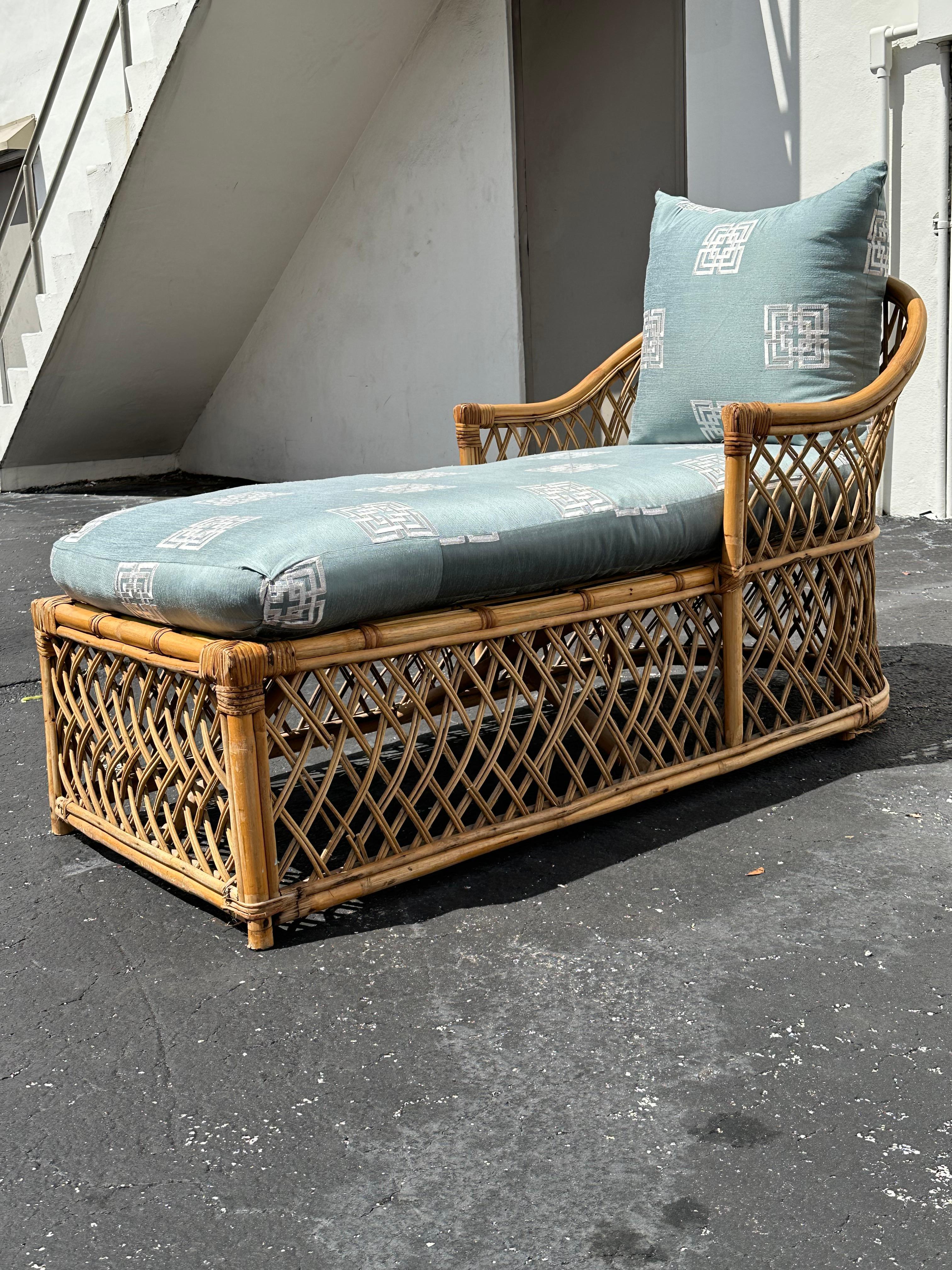 Chaise longue de ratán azul estilo Chinoiserie de los años 70 Tapicería en venta