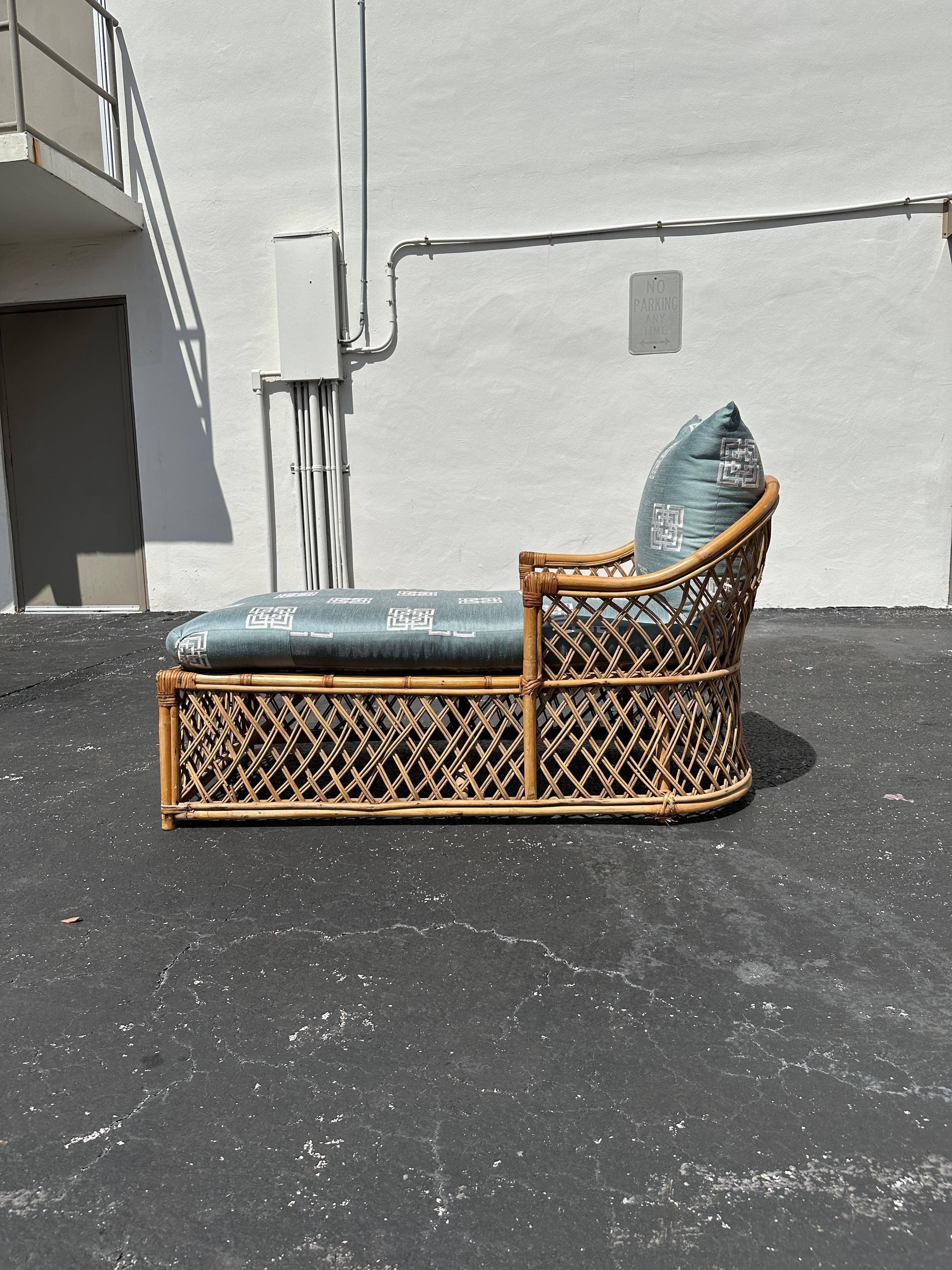Chaise longue de ratán azul estilo Chinoiserie de los años 70 en venta 1