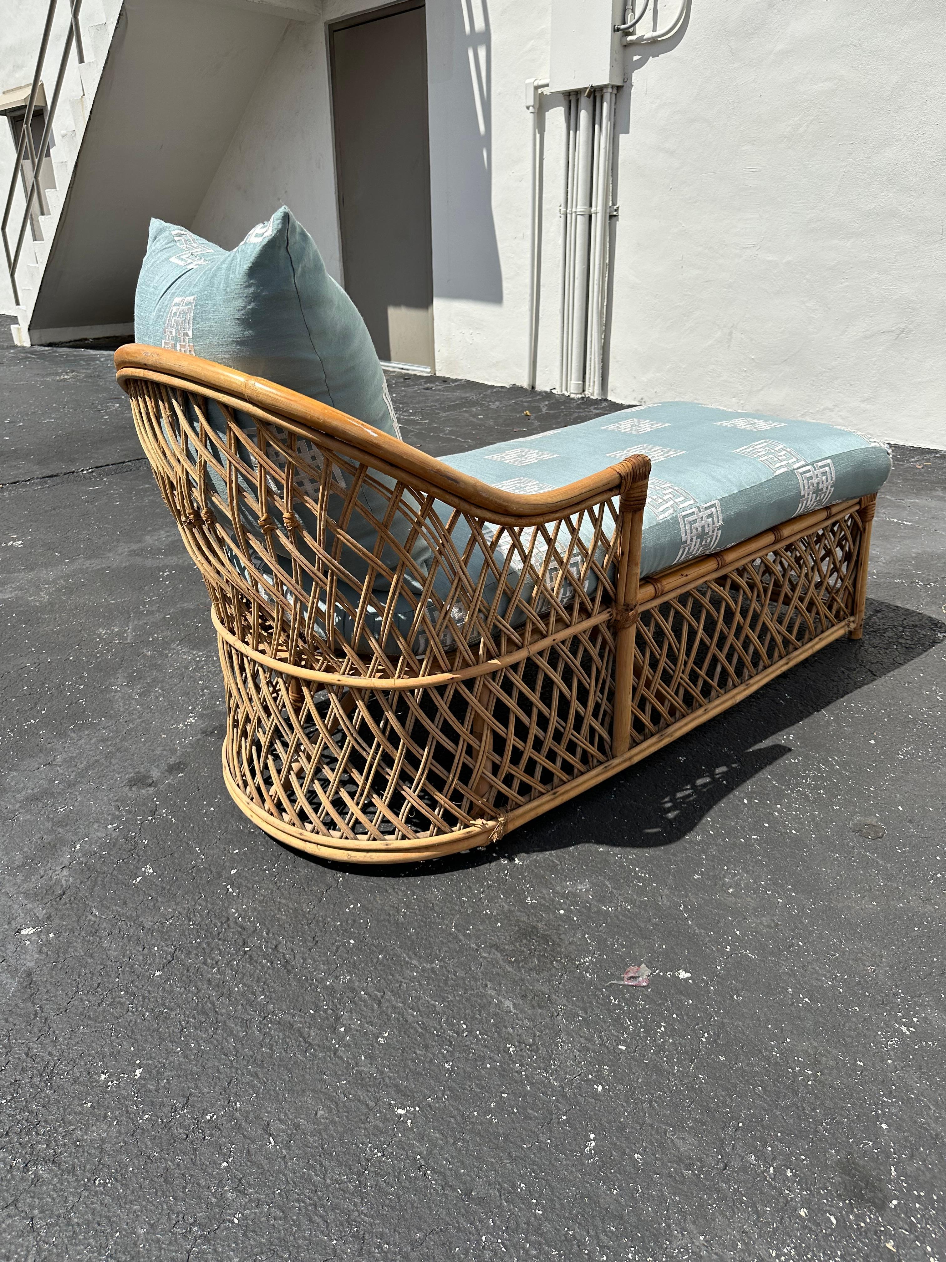 Chaise longue de ratán azul estilo Chinoiserie de los años 70 en venta 2