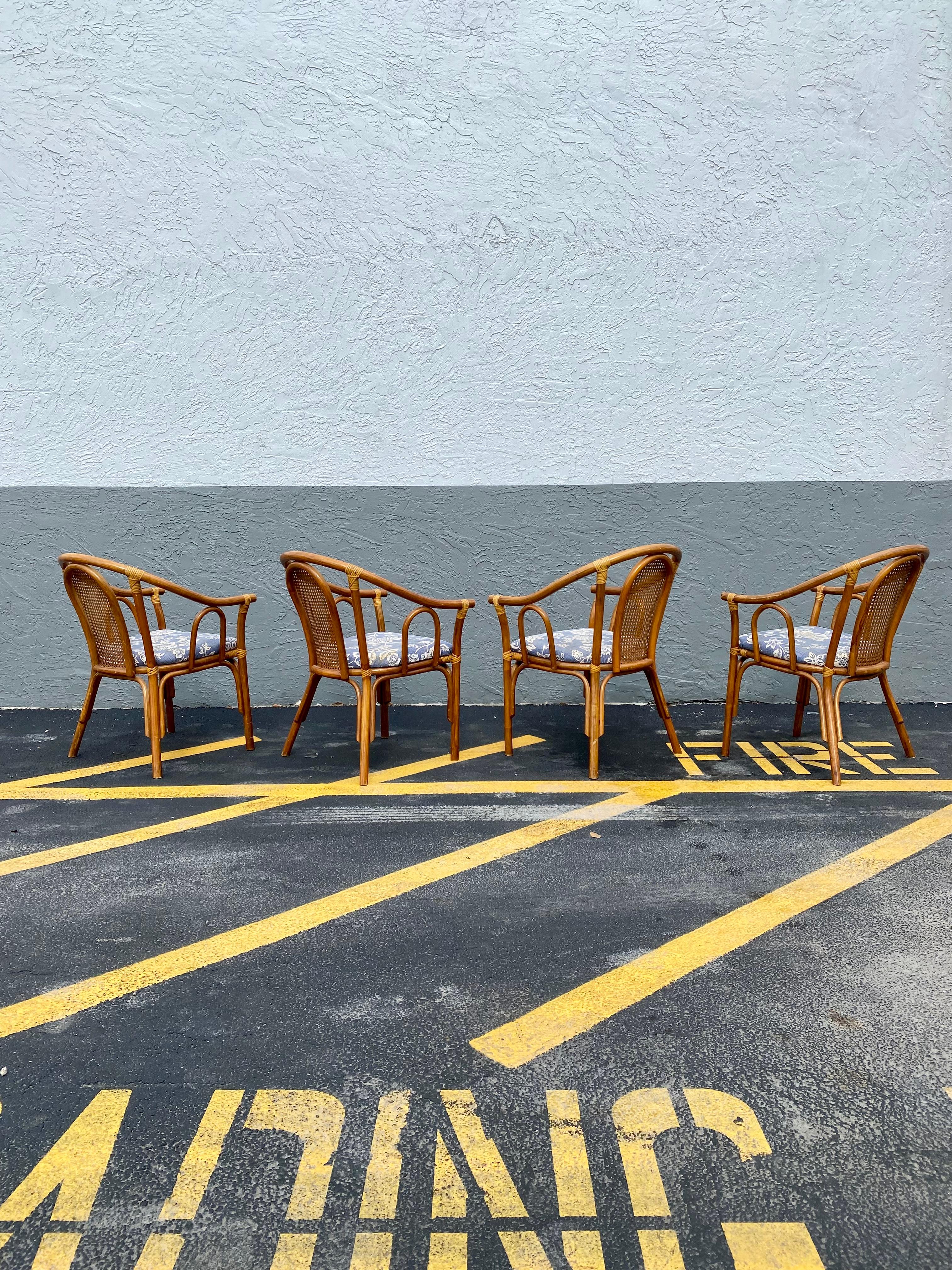 Chaises de salle à manger en rotin Cane Barrel bleu et blanc des années 1970, lot de 5 en vente 3