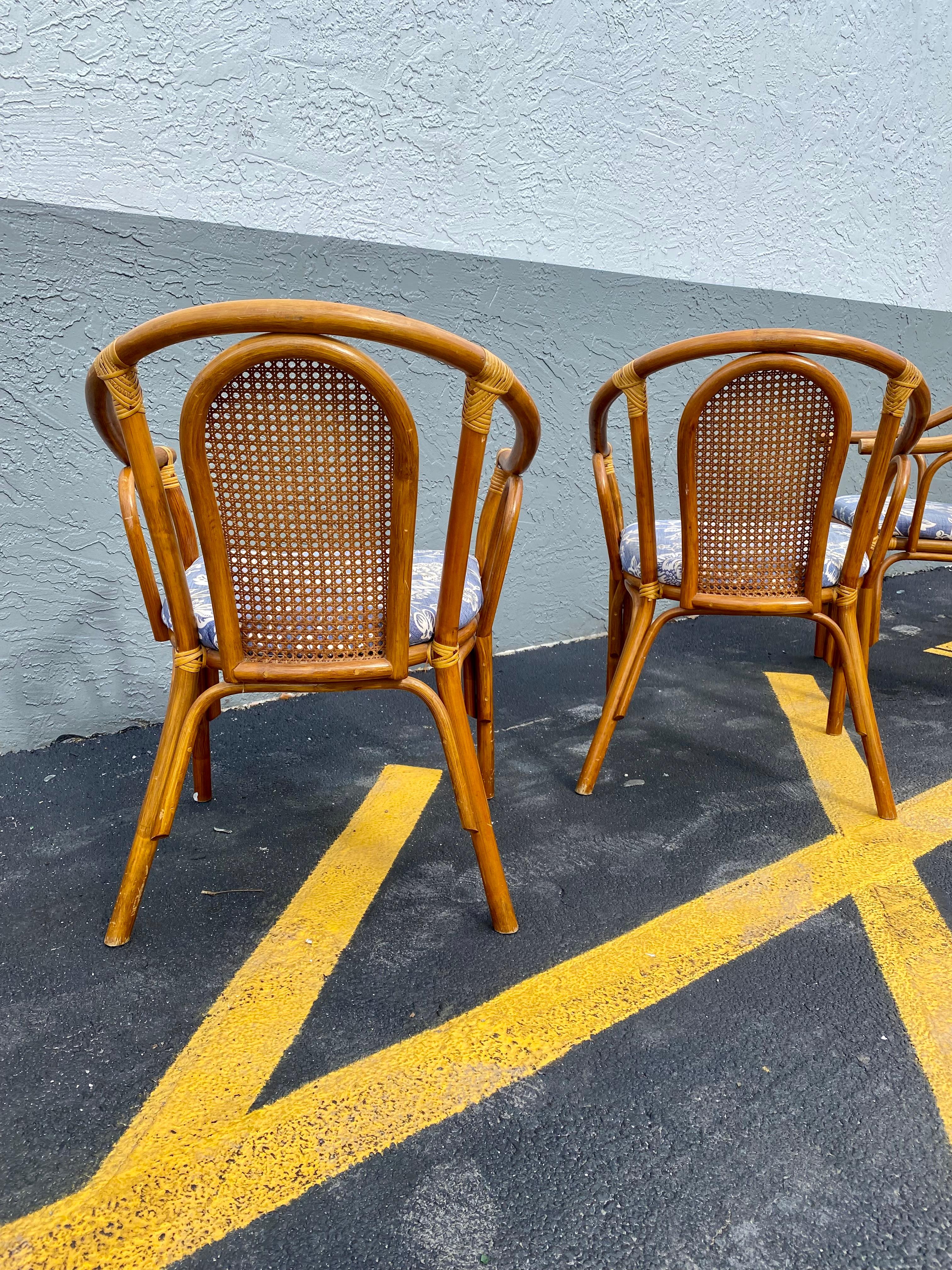 Chaises de salle à manger en rotin Cane Barrel bleu et blanc des années 1970, lot de 5 en vente 4