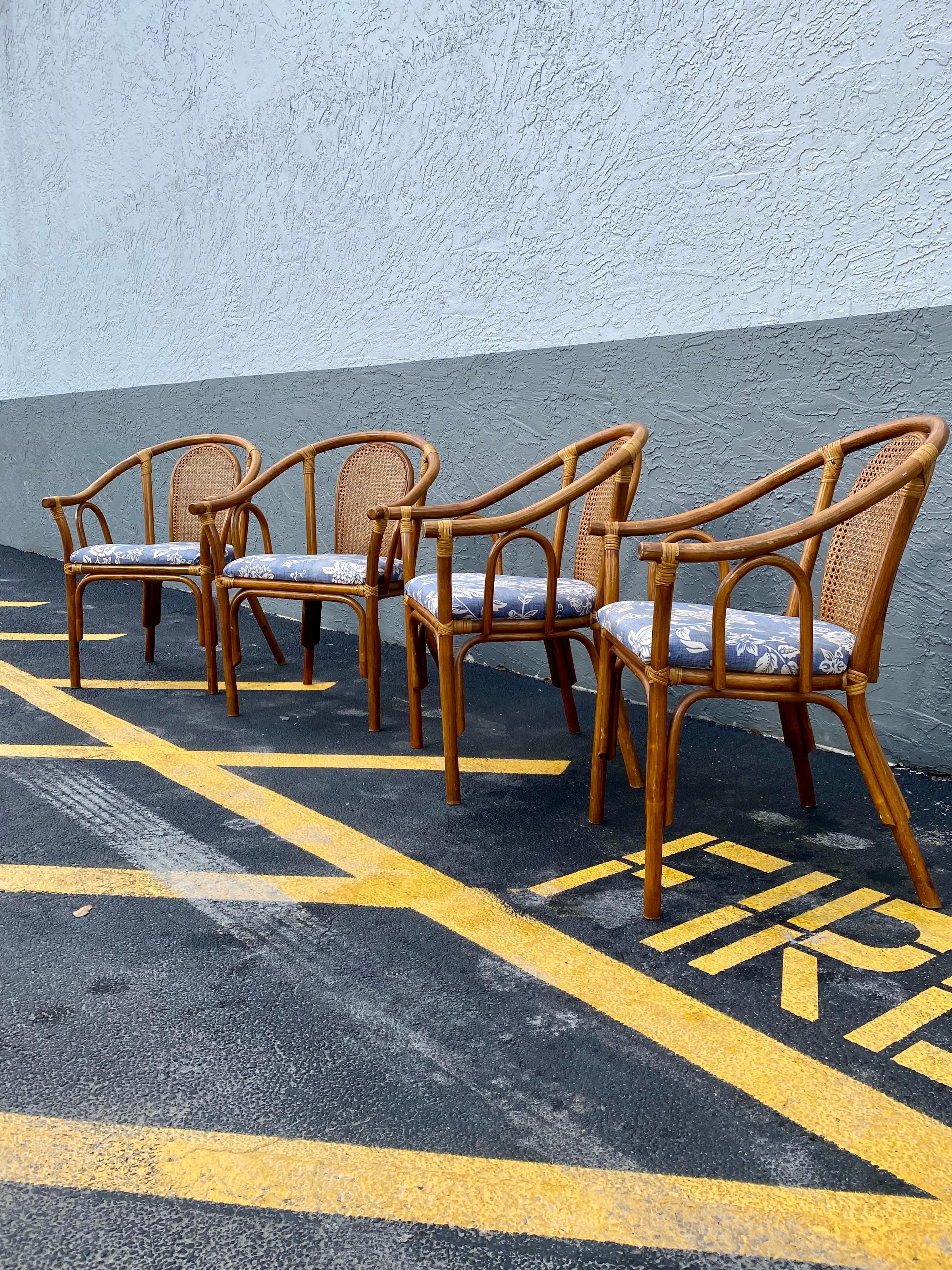 Bohème Chaises de salle à manger en rotin Cane Barrel bleu et blanc des années 1970, lot de 5 en vente