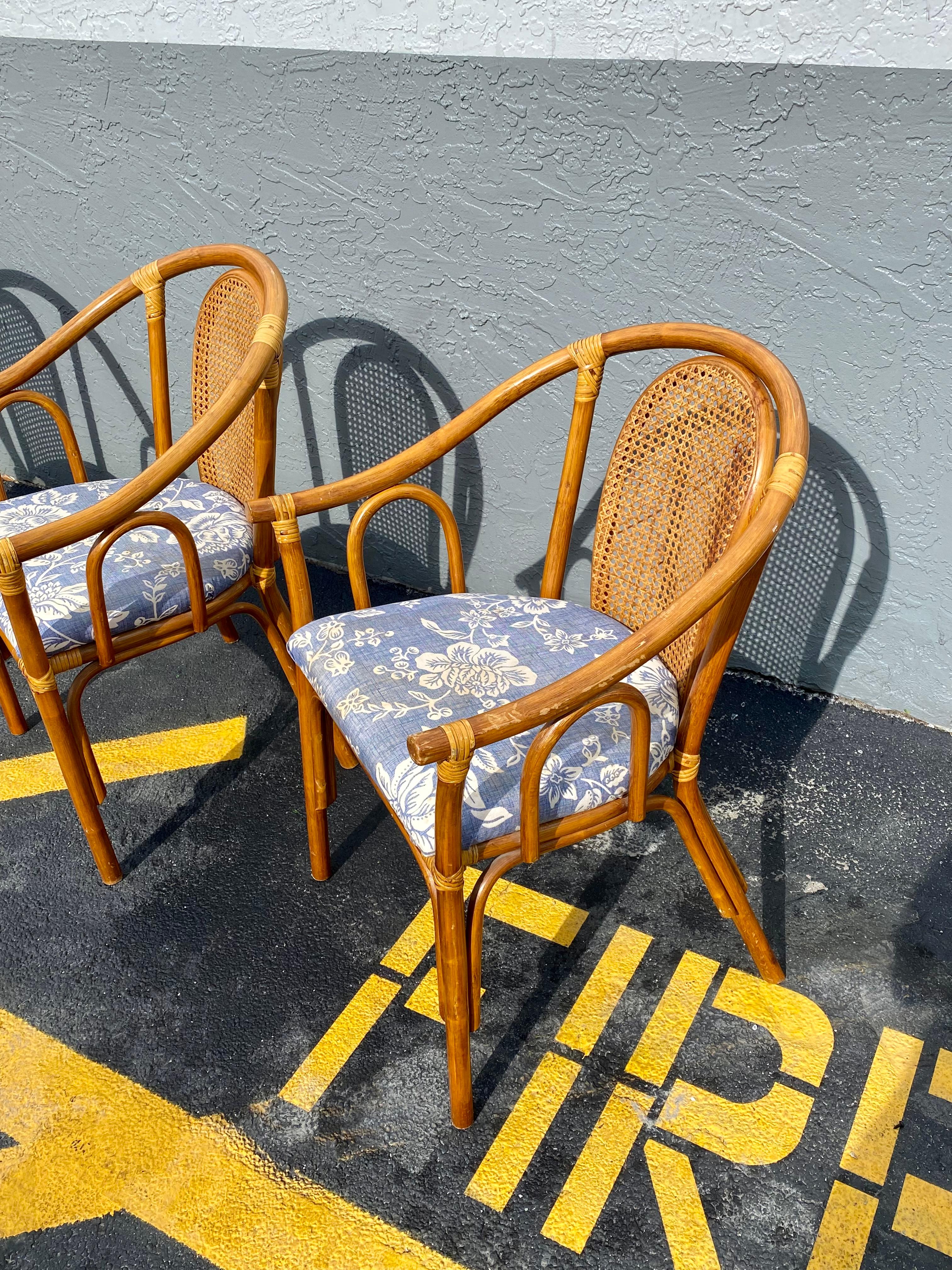Fin du 20e siècle Chaises de salle à manger en rotin Cane Barrel bleu et blanc des années 1970, lot de 5 en vente