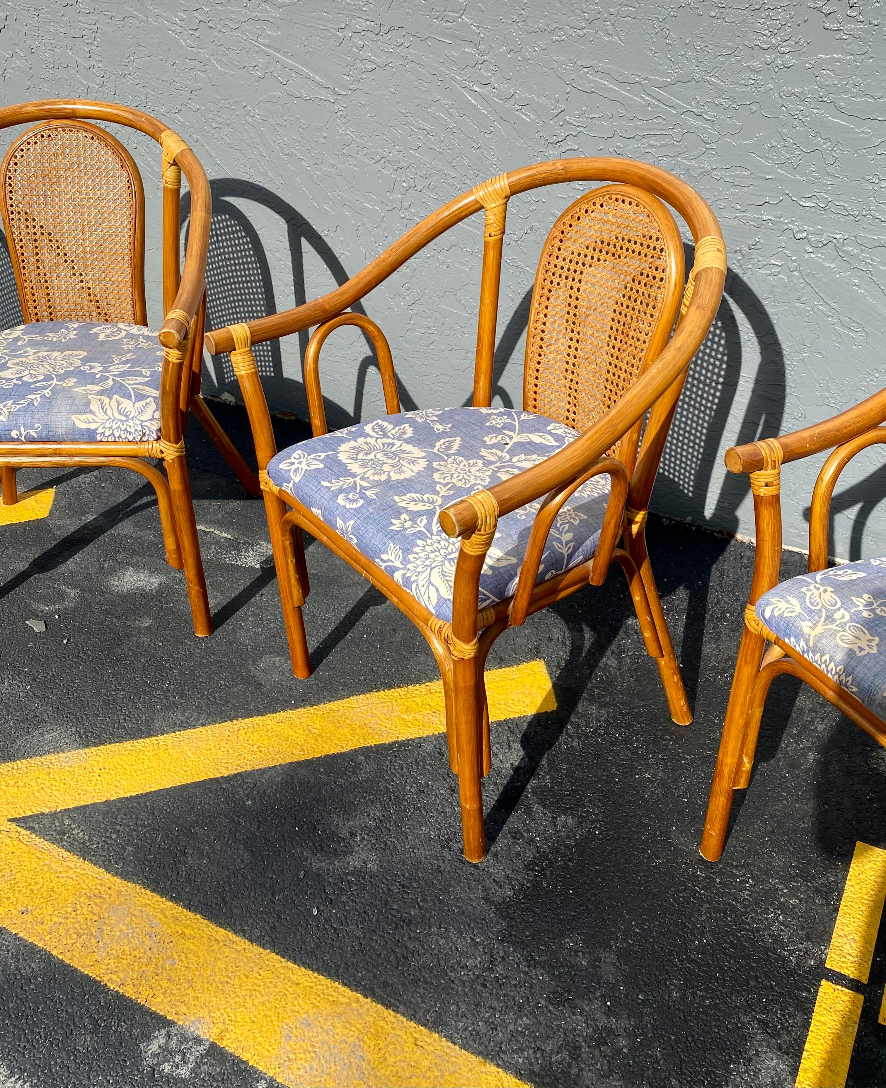 Tissu d'ameublement Chaises de salle à manger en rotin Cane Barrel bleu et blanc des années 1970, lot de 5 en vente