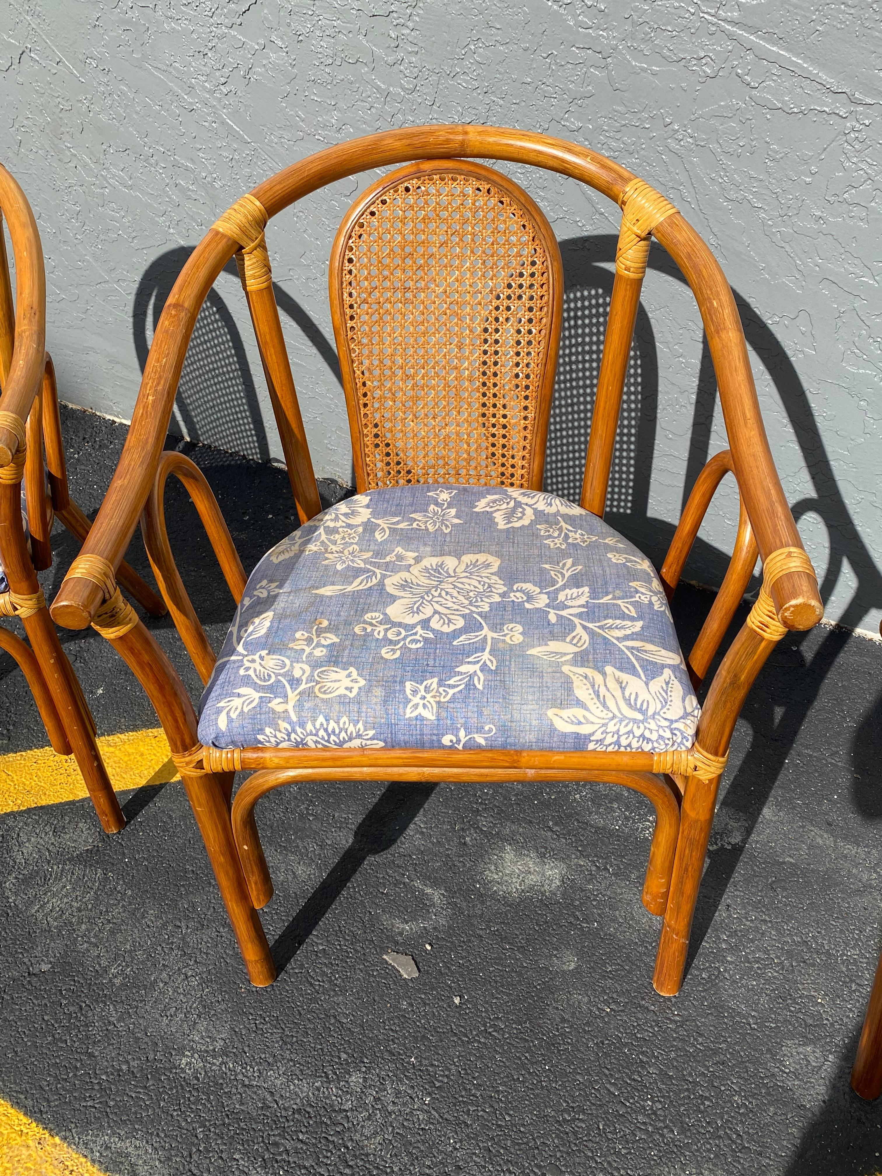 Chaises de salle à manger en rotin Cane Barrel bleu et blanc des années 1970, lot de 5 en vente 1