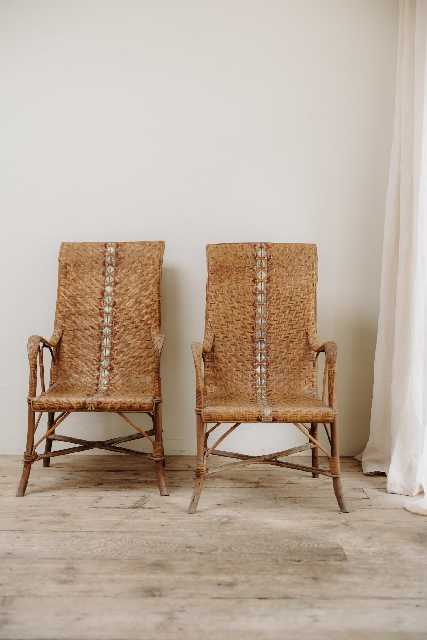 une charmante paire de chaises en rotin français, en bon état vintage, assise confortable...