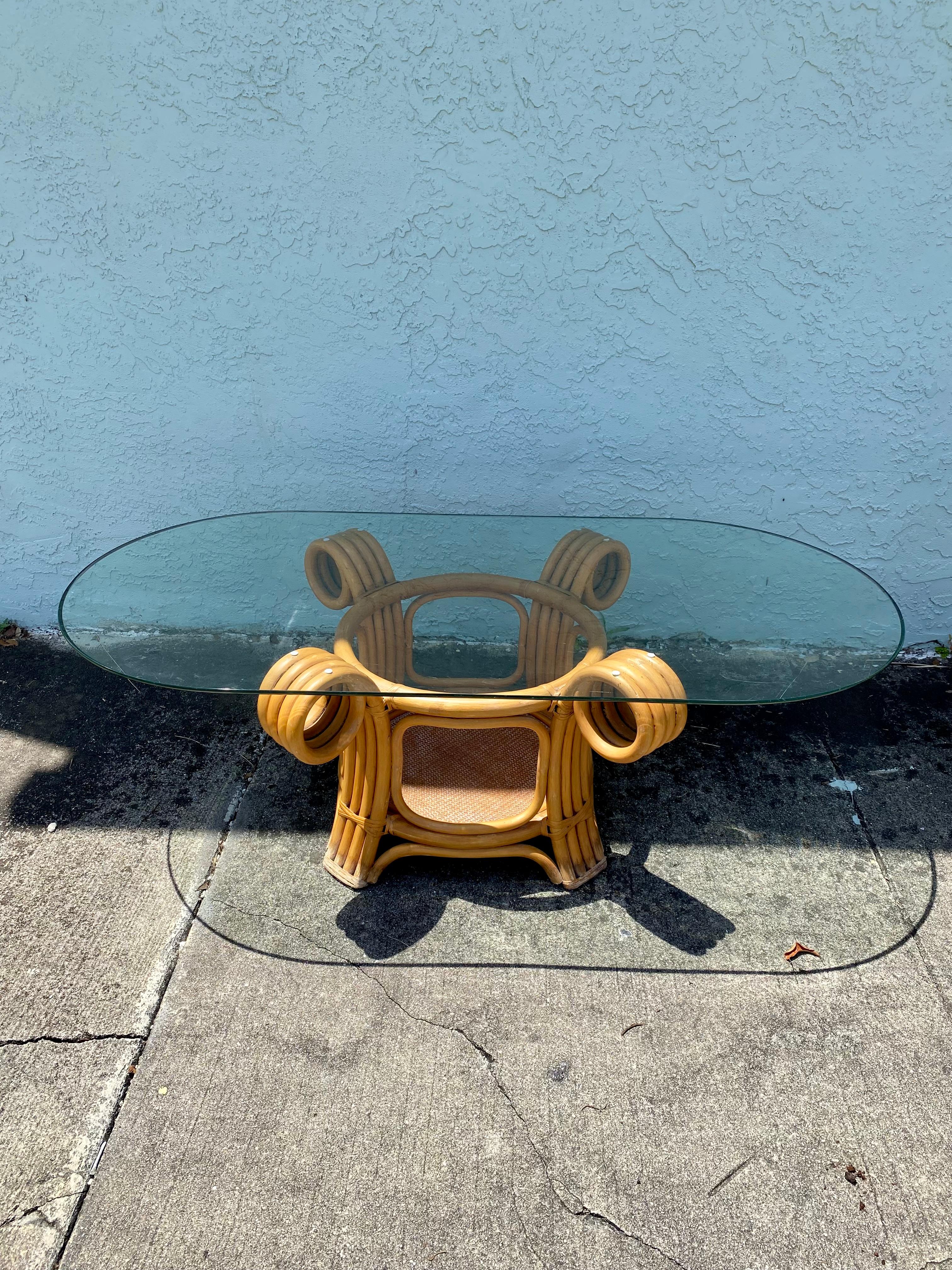 On offer on this occasion is one of the most stunning, table set you could hope to find. This is an ultra-rare opportunity to acquire what is, unequivocally, the best of the best, it being a most spectacular and beautifully-presented chairs.