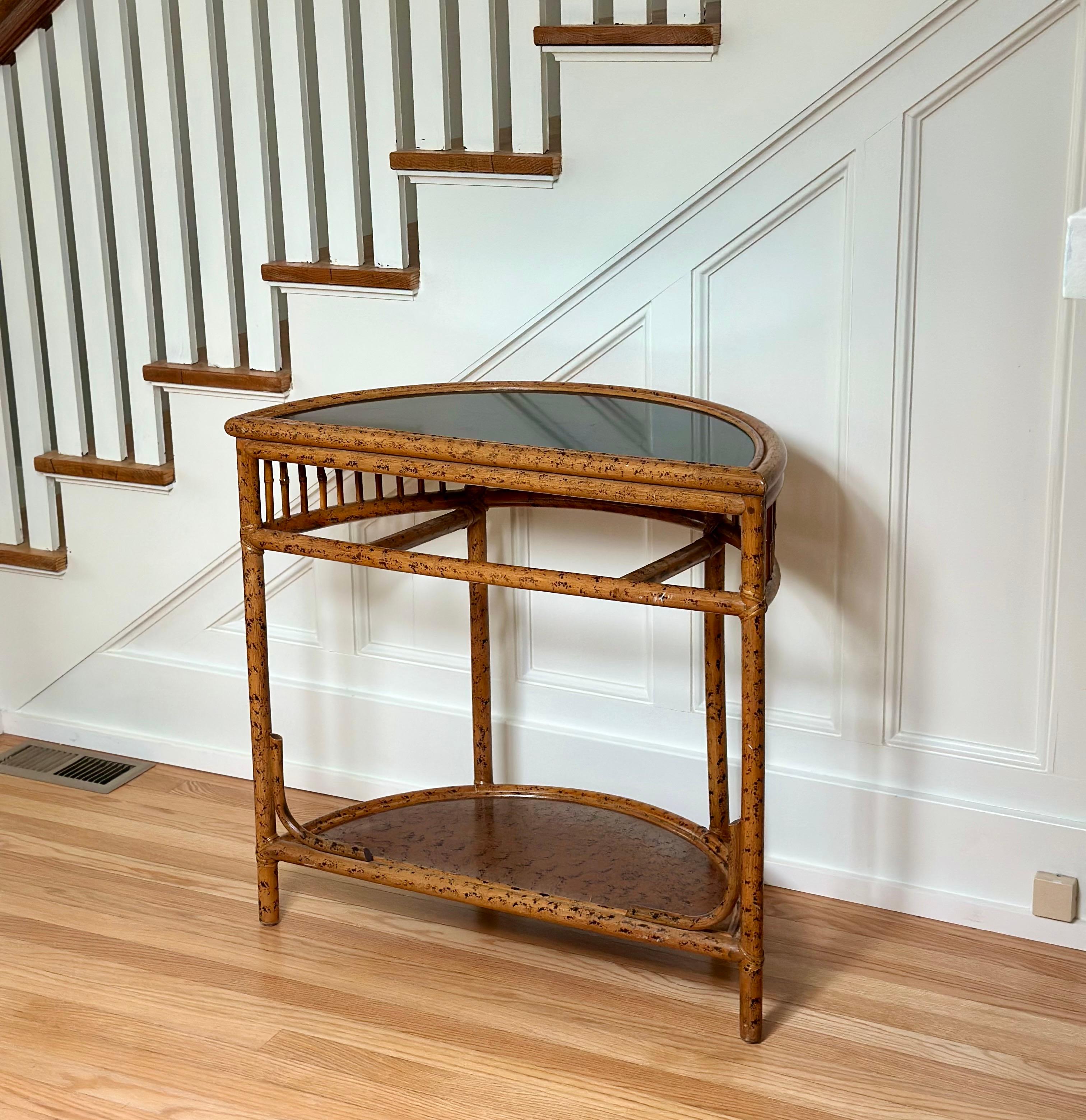 Tavolo consolle Demilune in rattan e bambù finto tartaruga degli anni '70 con ripiano inferiore in vendita 5