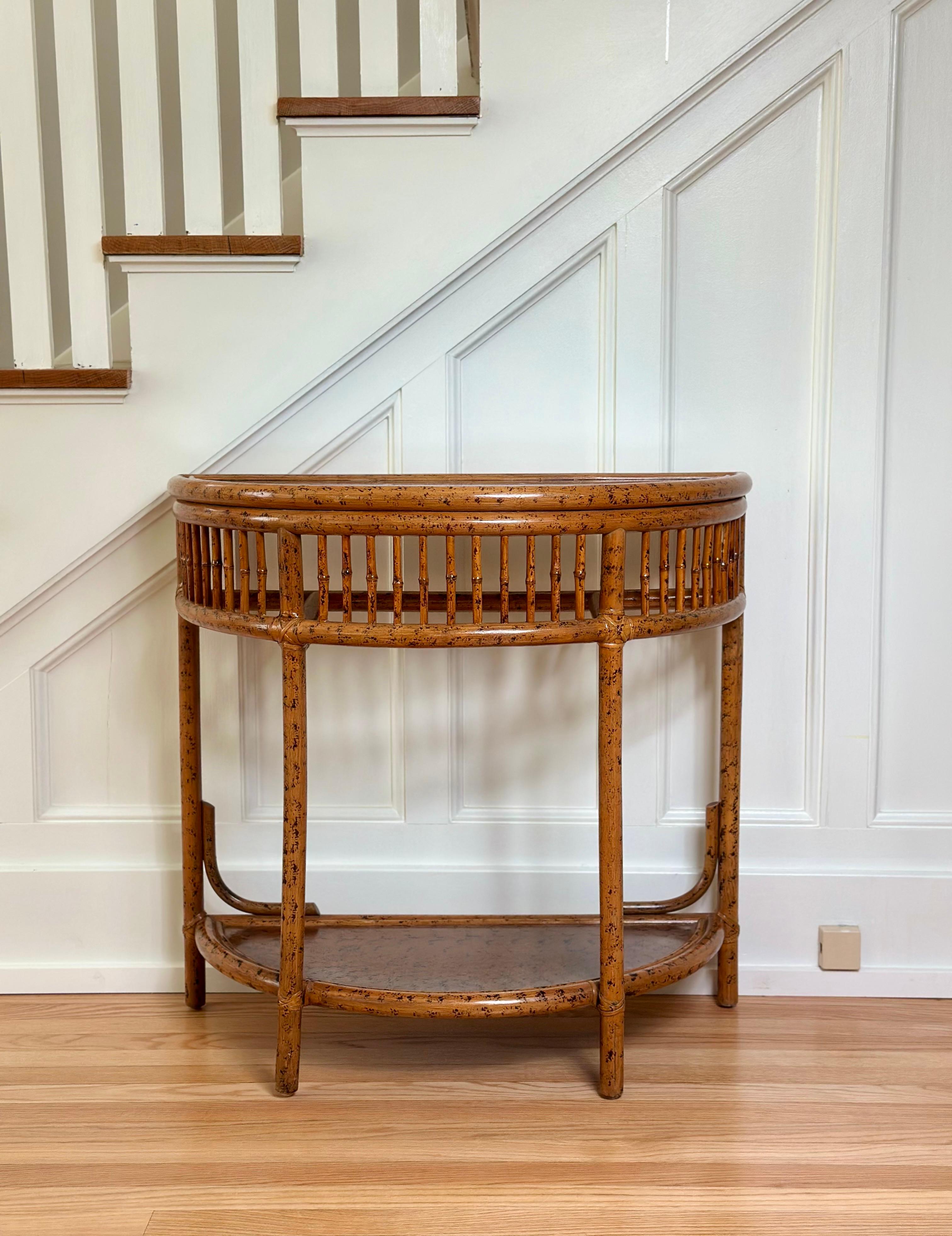 Tavolo consolle Demilune in rattan e bambù finto tartaruga degli anni '70 con ripiano inferiore In condizioni buone in vendita a Farmington Hills, MI
