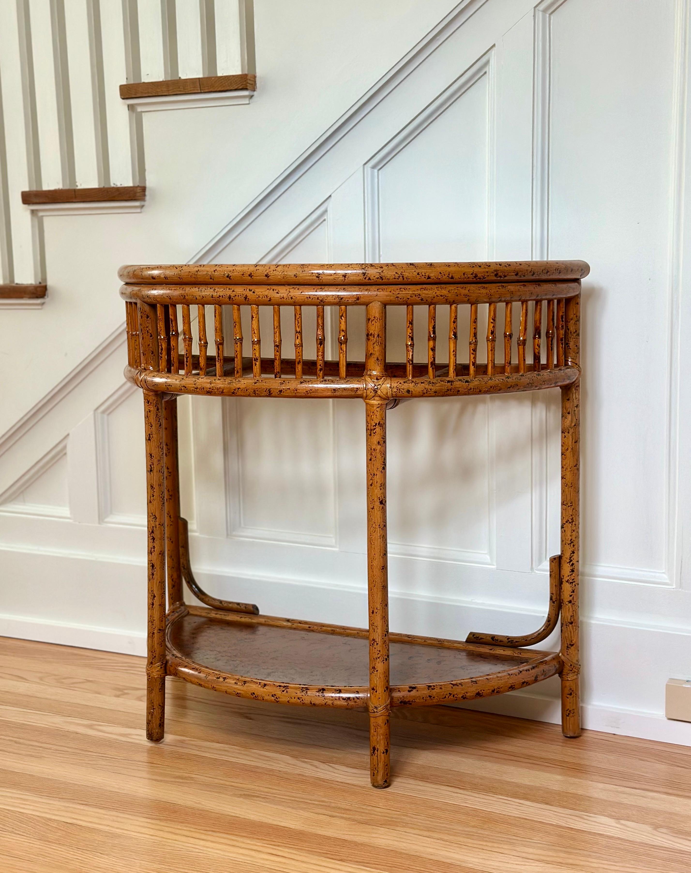 Fine XX secolo Tavolo consolle Demilune in rattan e bambù finto tartaruga degli anni '70 con ripiano inferiore in vendita