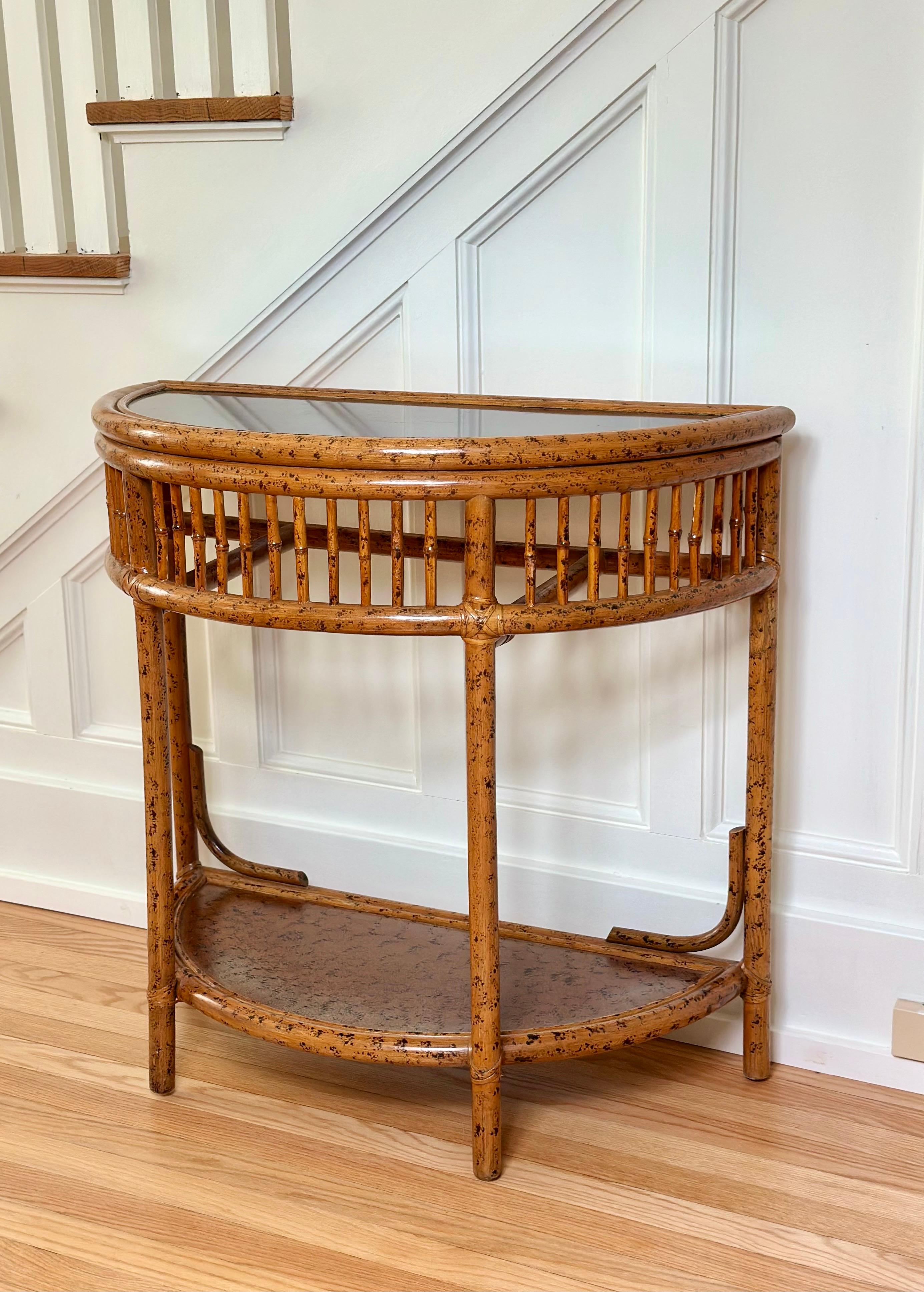 Bambù Tavolo consolle Demilune in rattan e bambù finto tartaruga degli anni '70 con ripiano inferiore in vendita