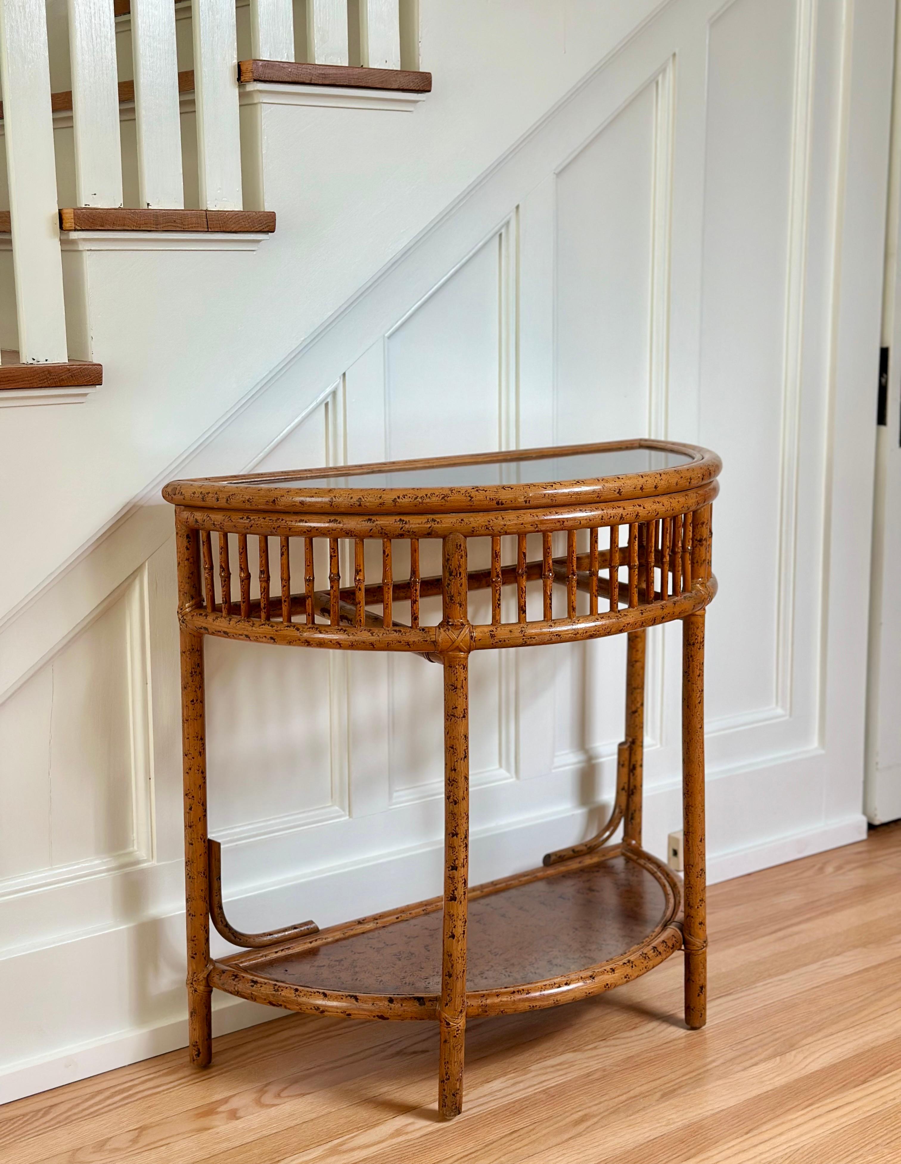 Tavolo consolle Demilune in rattan e bambù finto tartaruga degli anni '70 con ripiano inferiore in vendita 1