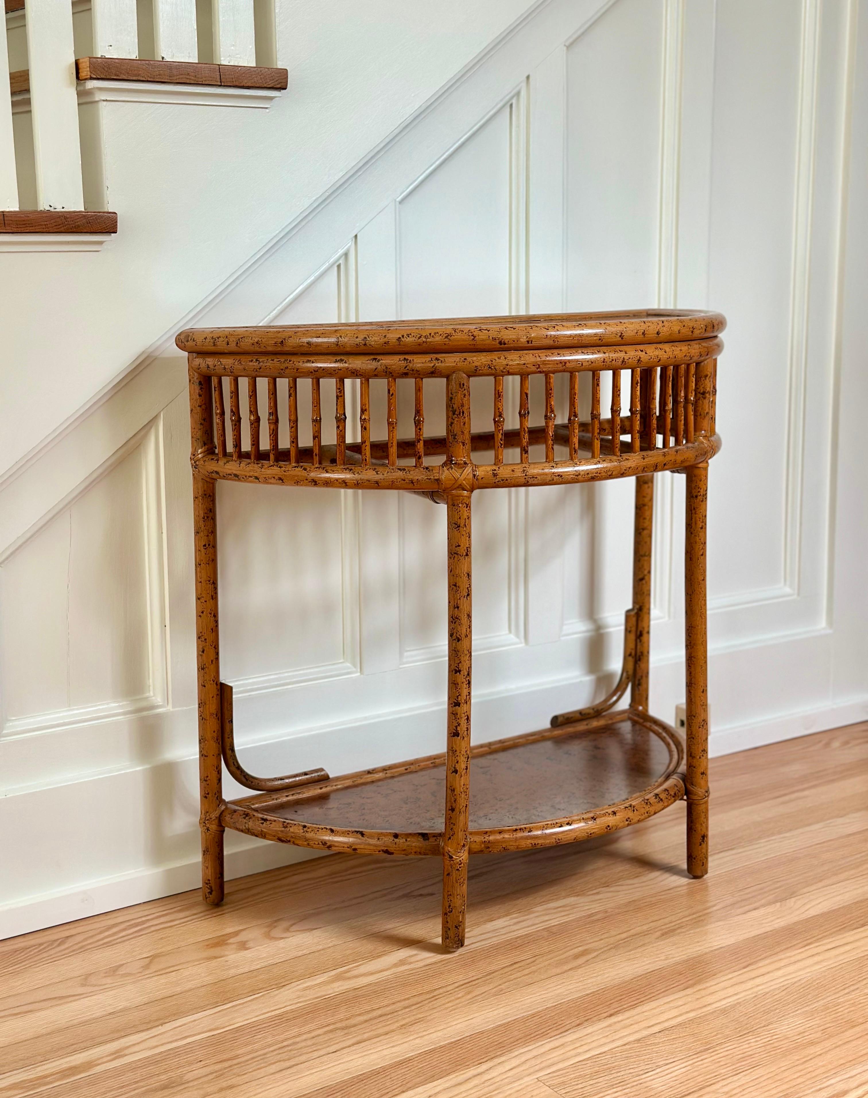 Tavolo consolle Demilune in rattan e bambù finto tartaruga degli anni '70 con ripiano inferiore in vendita 2